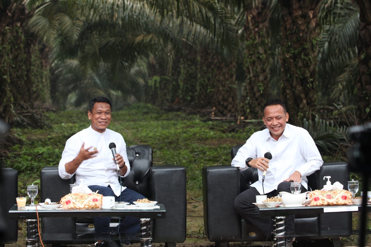 EO PTPN V Jatmiko K Santosa bersama Direktur Produksi dan Pengembangan PTPN III, Mahmudi, saat FGD perkebunan sawit, Rabu (28/4/2021).