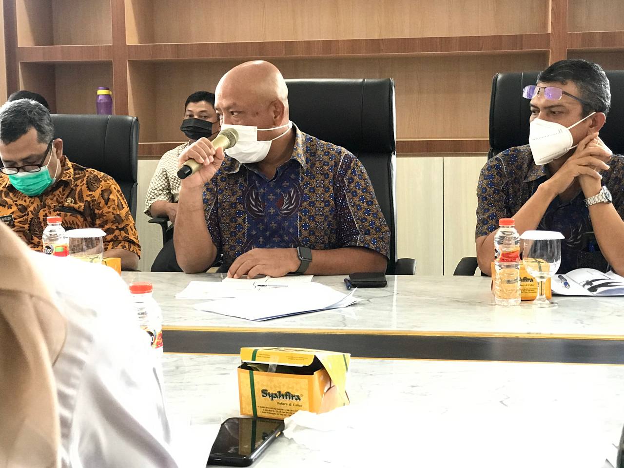  General Manager PT PLN Sumatra Utara Pandapotan Manurung (kedua kanan) saat berbicara dalam rapat dengar pendapat