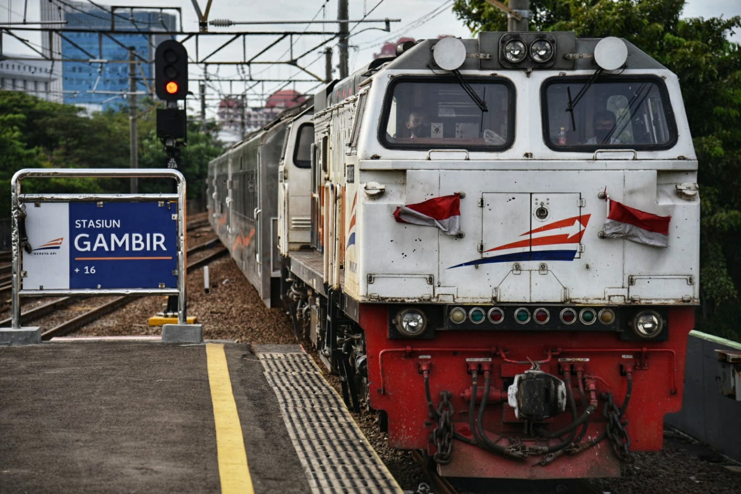Kereta Argo Parahyangan tujuan Jakarta-Bandung tiba di di Stasiun Gambir.