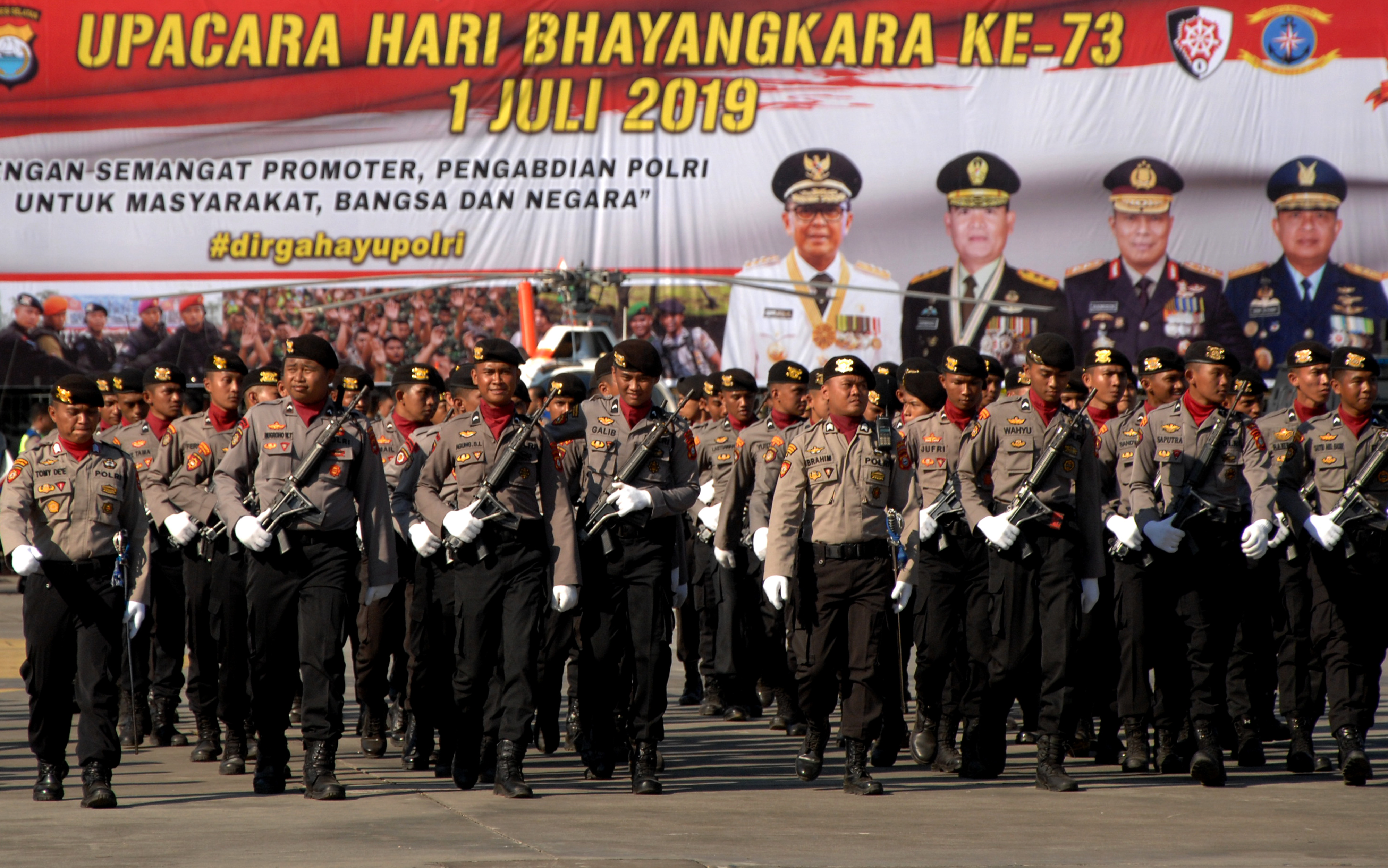 Sejumlah anggota kepolisian mengikuti upacara peringatan HUT ke-73 Bhayangkara di Lapangan Karebosi, Makassar, Sulawesi Selatan.