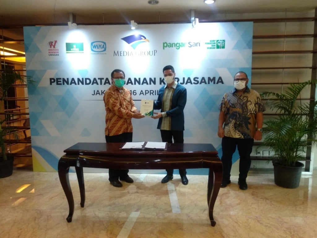 PT Pangansari dan Maktour menandatangani nota kesepahaman (MoU) di kawasan Metro TV, Jakarta, Jumat, 16 April 2021.