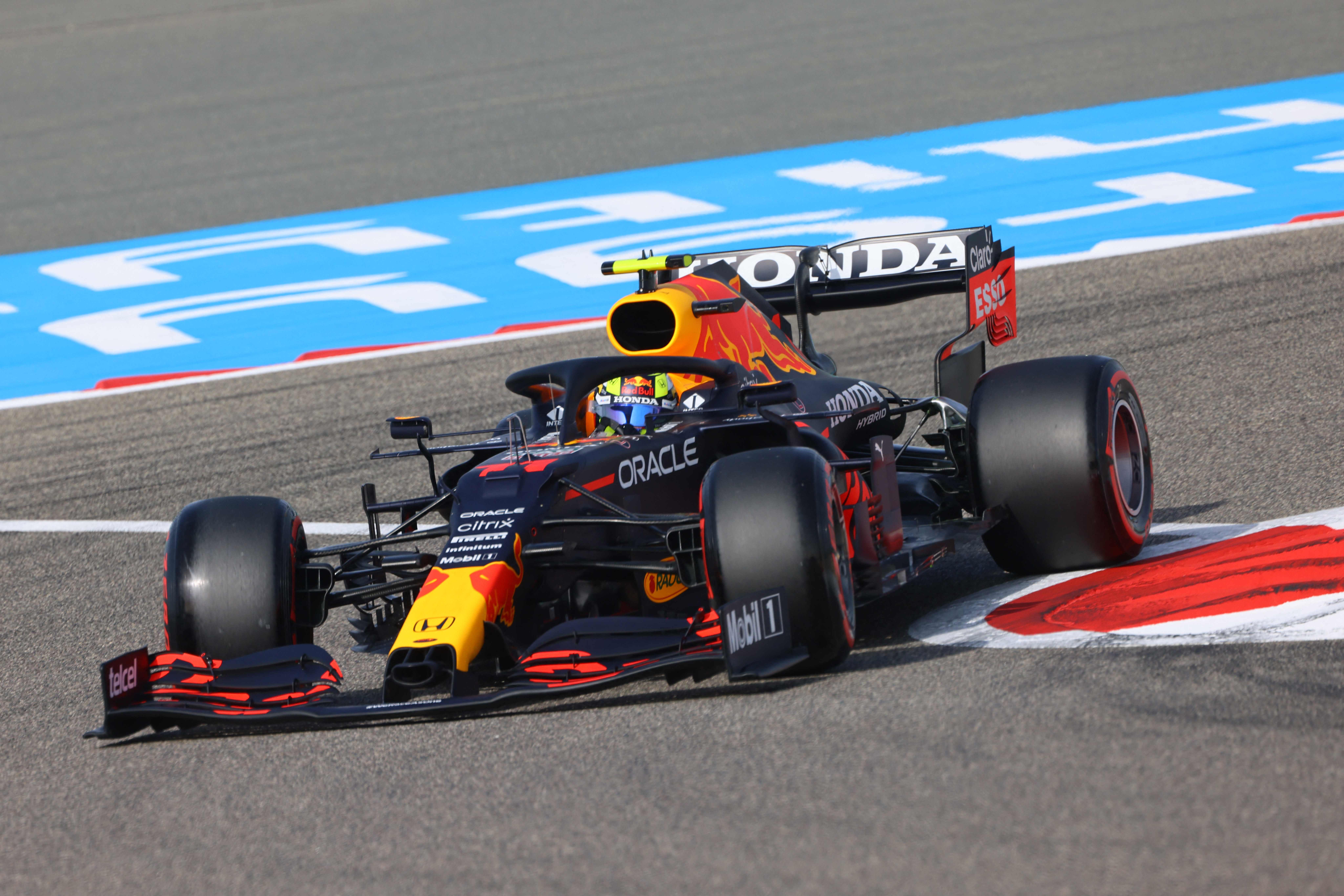 Aksi pembalap tim Red Bull Sergio Perez dari Meksiko di Sirkuit Internasional Bahrain, Kota Sakhir, Bahrin. 