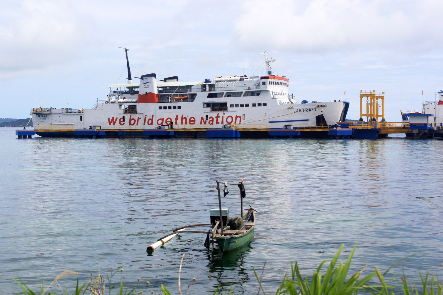  Kapal fery Jatra 1 berbobot 3.871 Gross Tonnage (GT) itu tenggelam di Dermaga Pelabuhan Bolok Kupang, NTT, Senin (5/4)