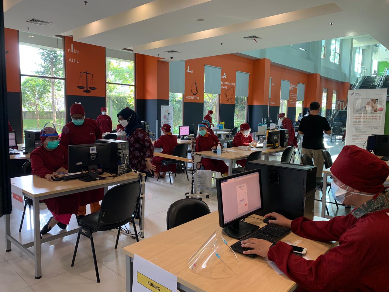 Pelaksanaan vaksinasi covid-19 untuk para dosen di wilayah Jakarta Timur dipusatkan di Kalbis Institute