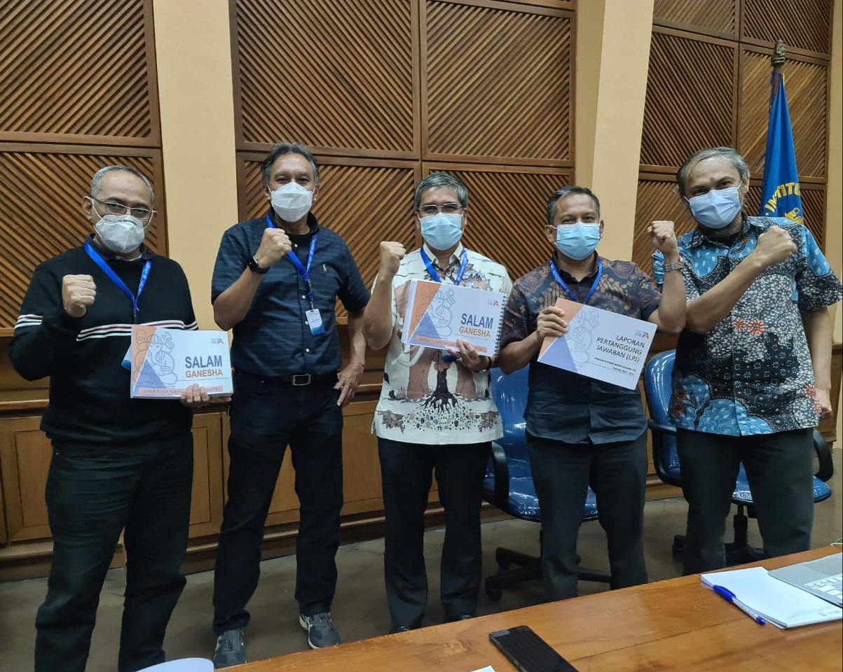  Ketua Umum IA ITB 2016-2021 Ridwan Djamaluddin saat menyerahkan dokumen kaporanpertanggungjawaban kepada pengda dan komisariat.l