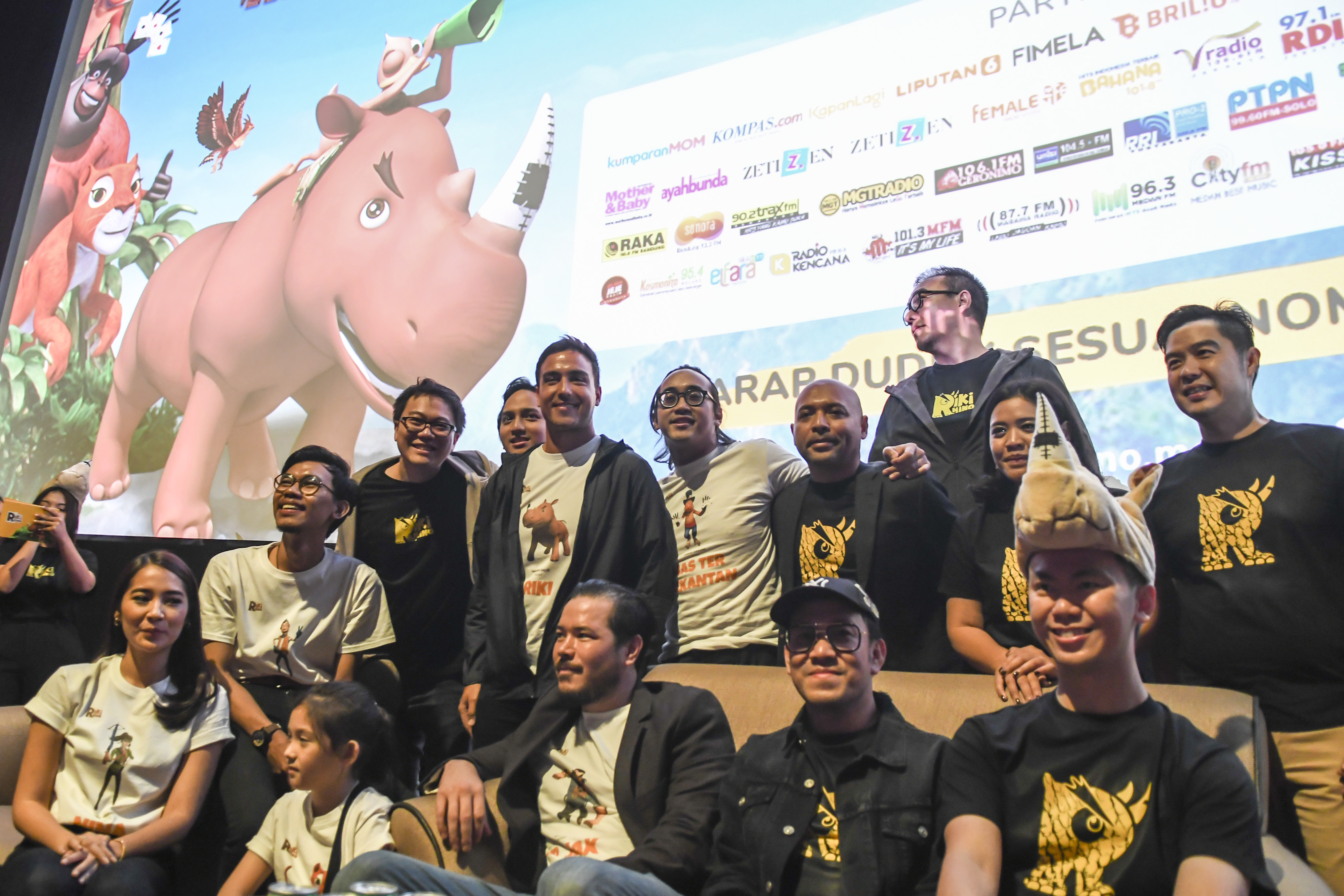 Sejumlah pendukung film animasi Riki Rhino berpose bersama usai acara Gala Premier film Animasi tersebut di Jakarta, Senin (24/2/2020).