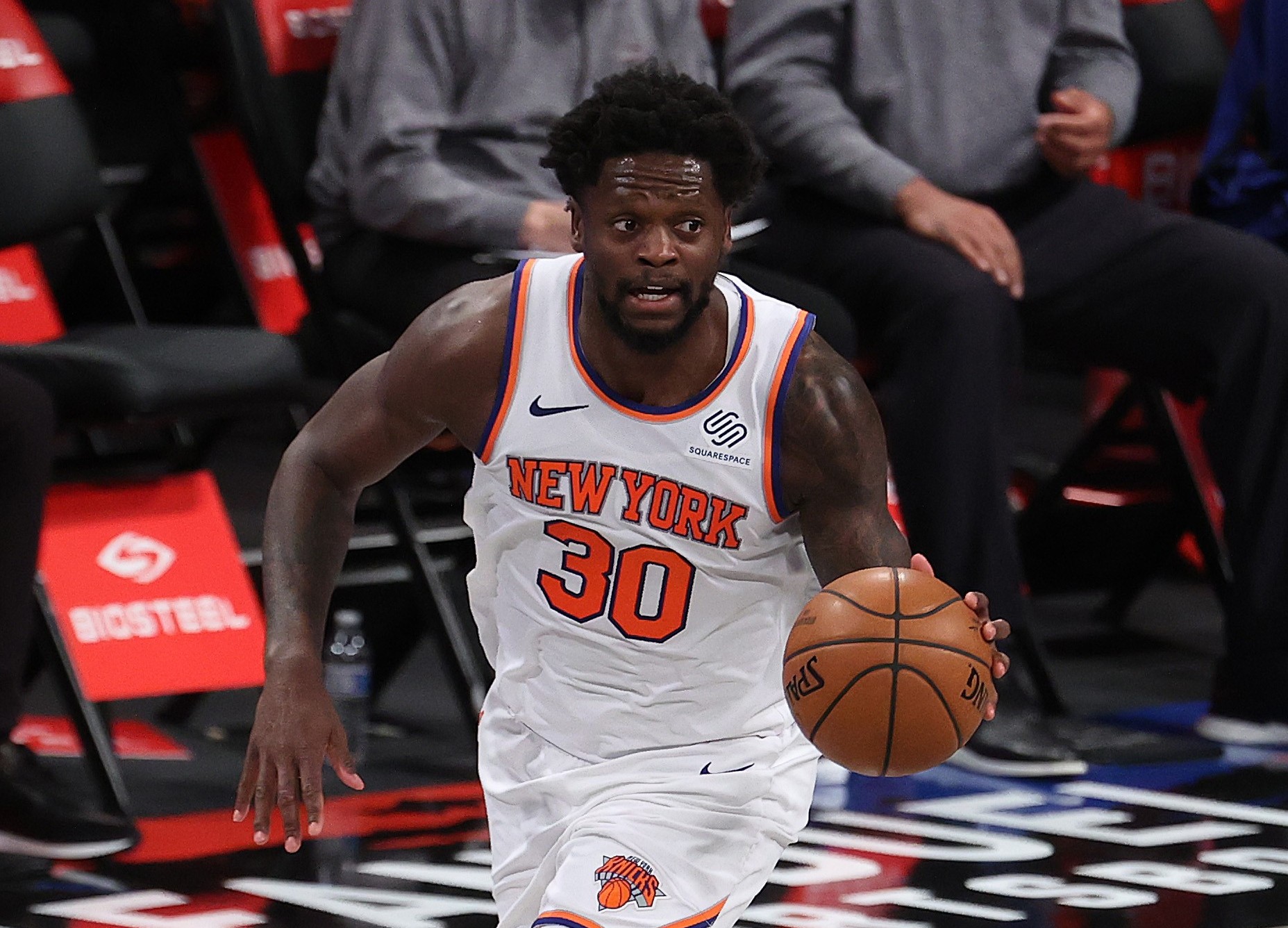  Julius Randle bermain gemilang dengan mencetak 34 poin dan 10 rebound saat New York Knicks menghadapi Los Angeles Lakers. 