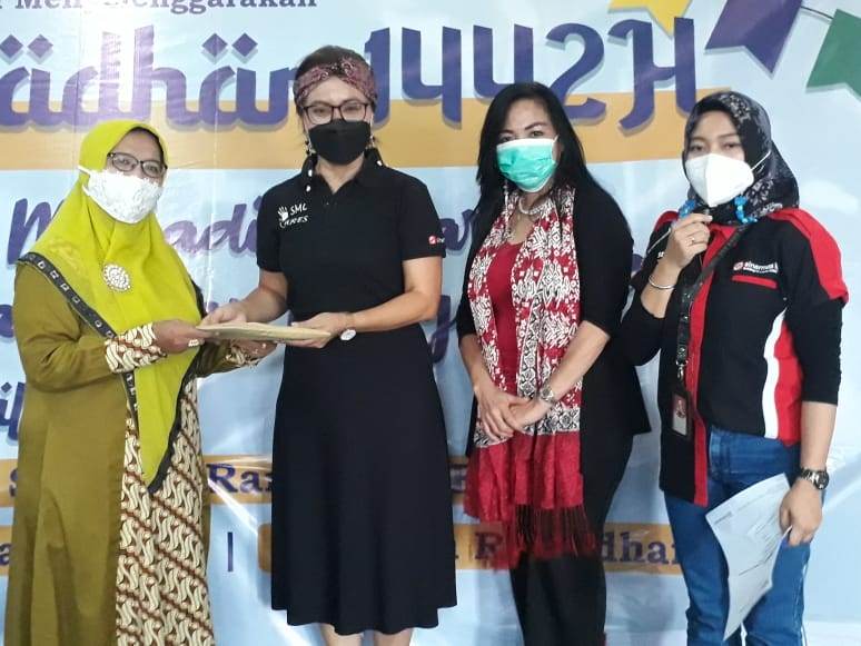 Sinar Mas Land diwakili oleh Kepala CSR BSD Maria Chatarina Octaviana SP secara simbolis menyerahkan santunan dan bantuan.