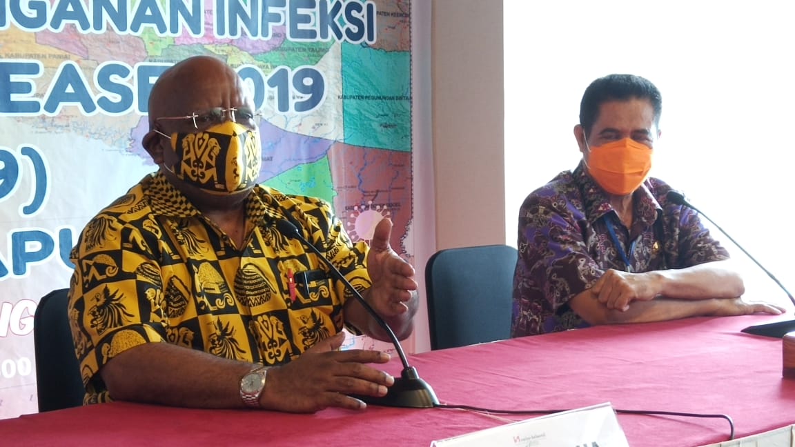 Wakil Gubernur  Papua, Klemen Tinal (kiri)