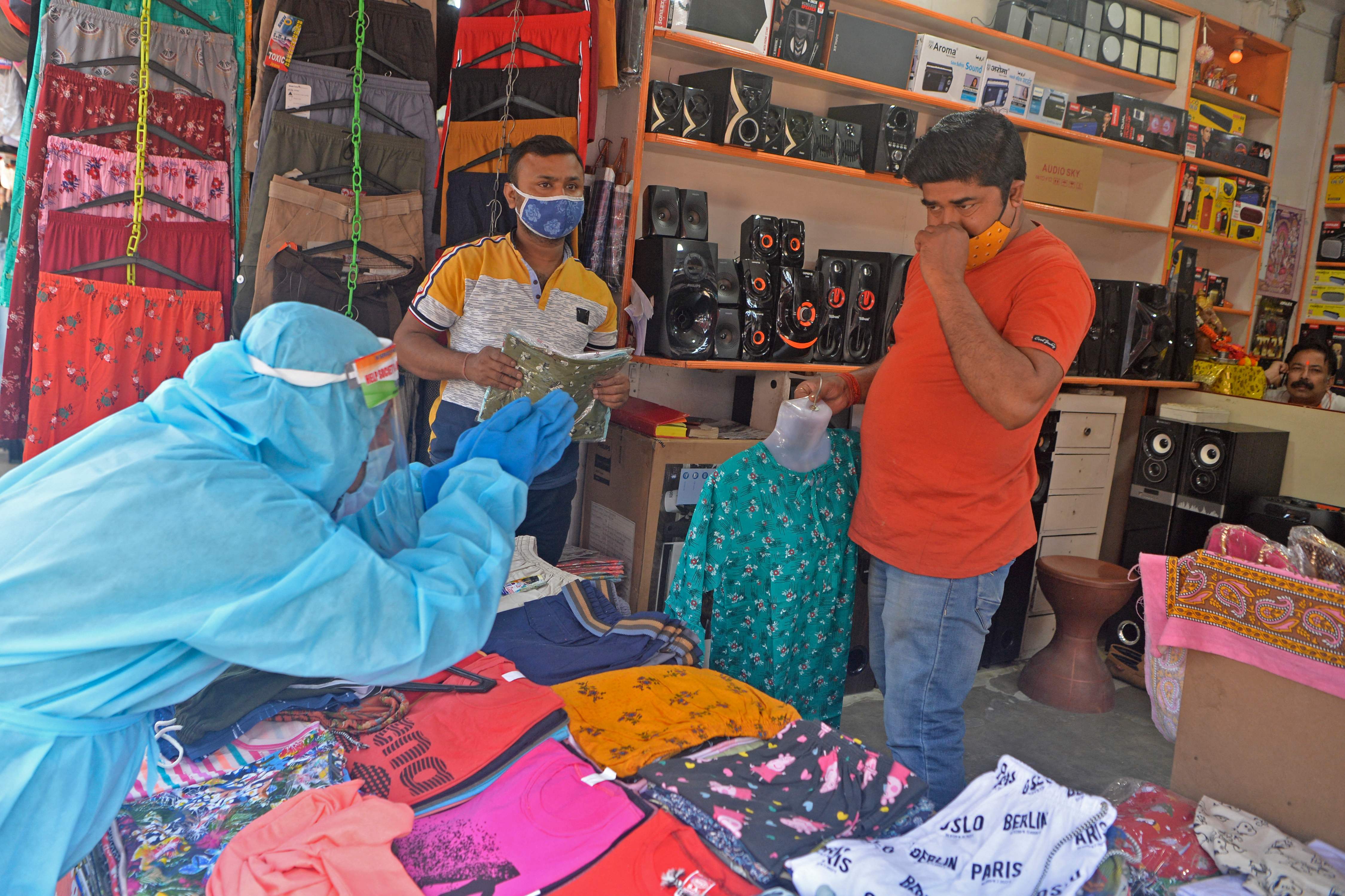 Sistem RS Kolaps, Pasien Covid-19 India Tergeletak di Jalanan