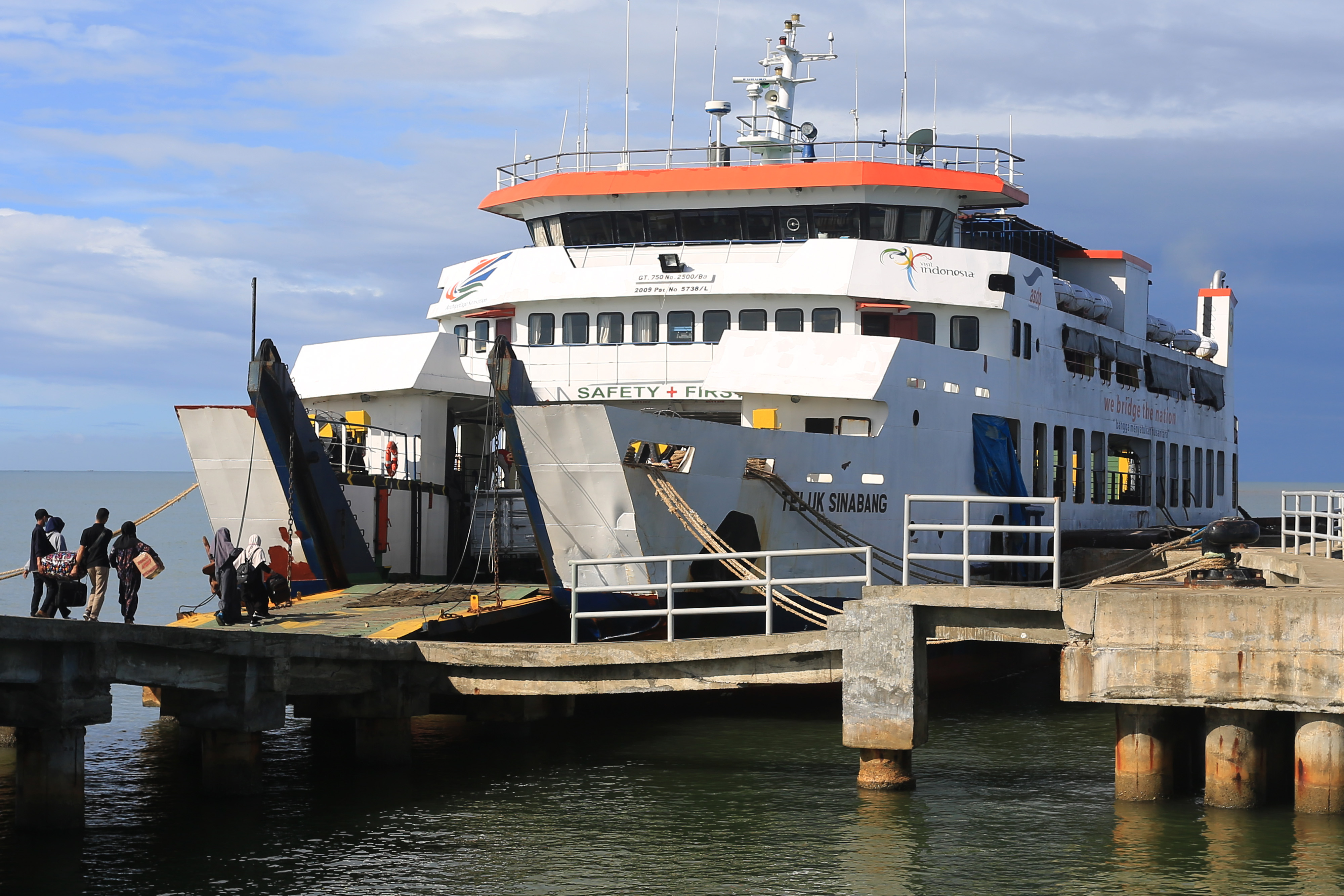 Dermaga Pelabuhan Penyeberangan Meulaboh-Sinabang, Desa Gampong Teugoh, Samatiga, Aceh Barat, Aceh. 