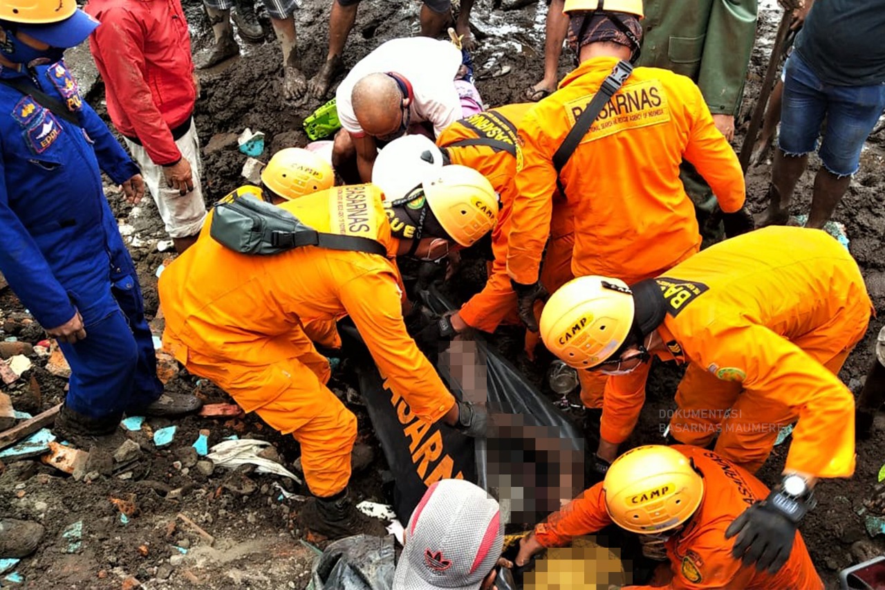 44 jenazah korban banjir bandang asal Desa Nele Lamadiken, Kecamatan Ile Boleng, Kabupaten Flores Timur dimakamkan secara massal.
