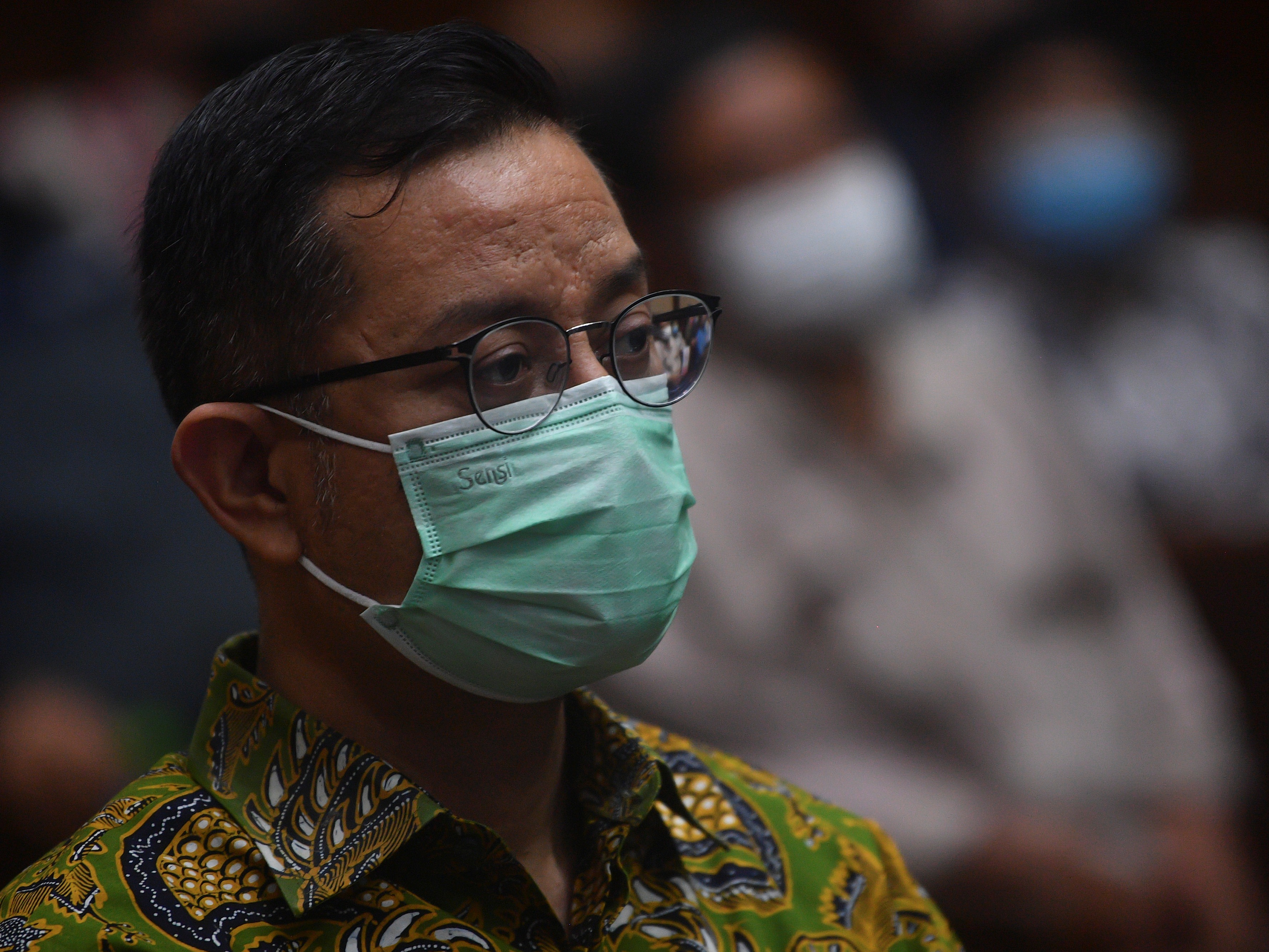 Terdakwa korupsi bansos se-Jabodetabek pada 2020 Juliari Batubara bersiap mengikuti sidang di Pengadilan Tipikor, Jakarta, Rabu (28/4).