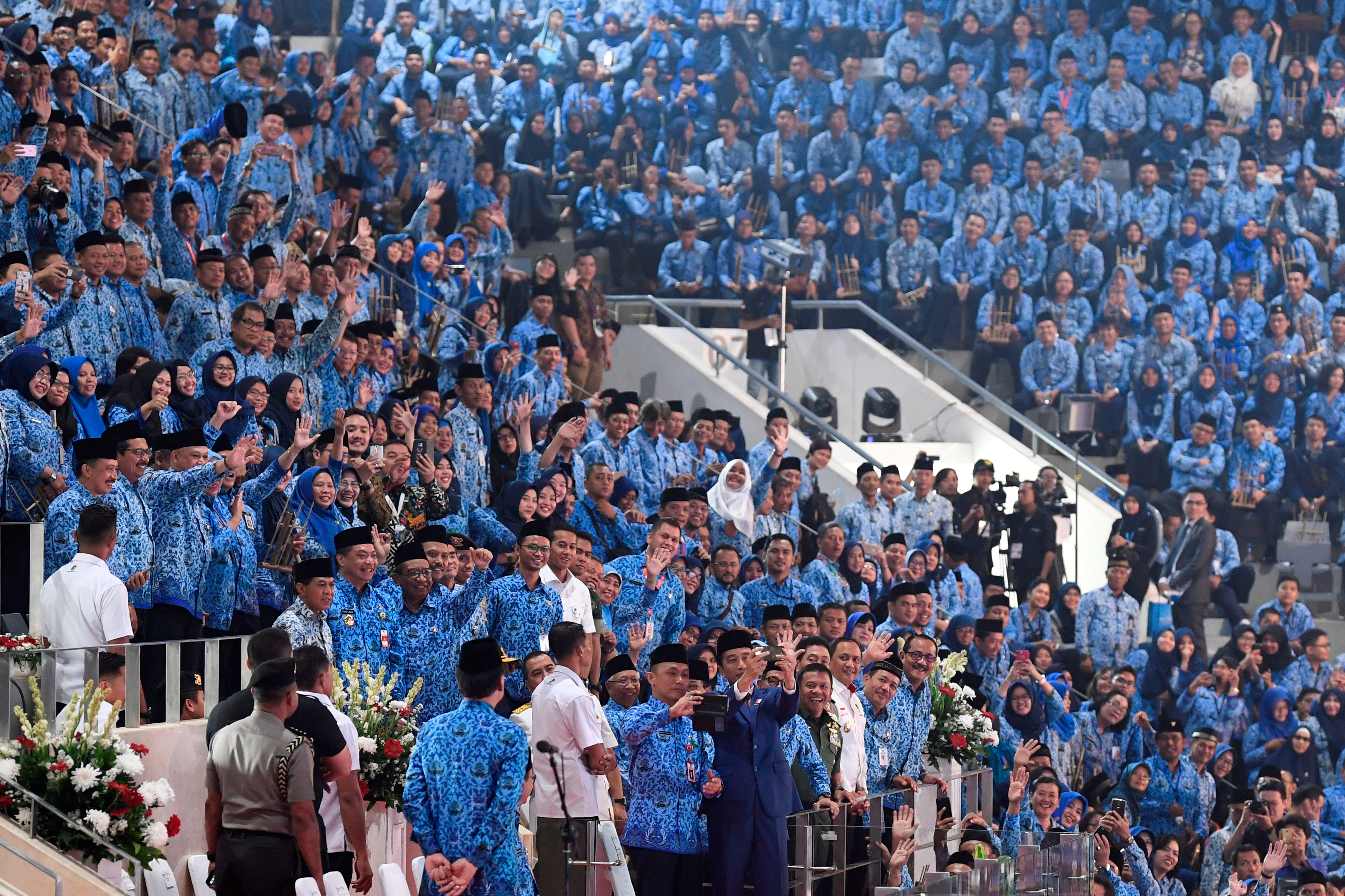 Presiden Joko Widodo (tengah) berswafoto dengan aparatur sipil negara (ASN) beberapa waktu lalu.