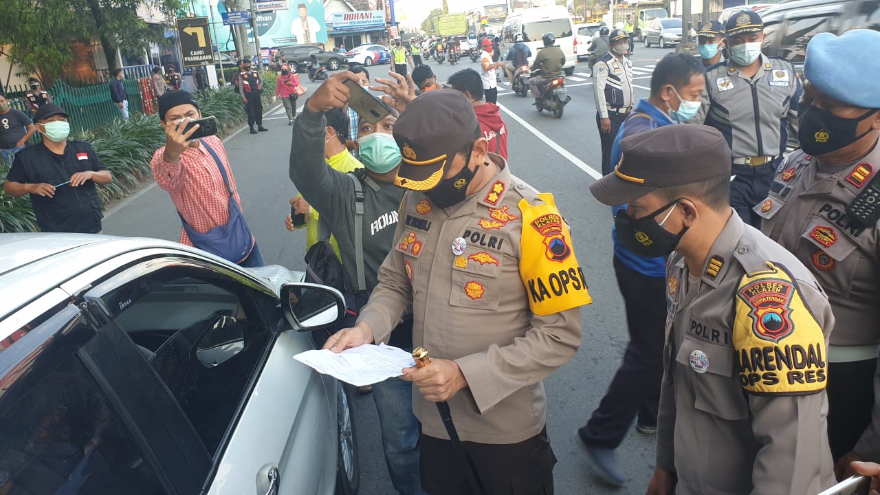 Kapolres AKB Edy Suranta Sitepu memeriksa surat keterangan hasil test swab antigen pengendara mobil yang akan masuk wilayah Kabupaten Klaten