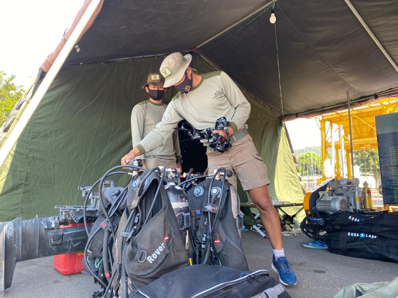 Salah satu personil Intai Amfibi 2 Marinir Pasmar 2 sedang memeriksa kesiapan alat selam yang disiagakan.