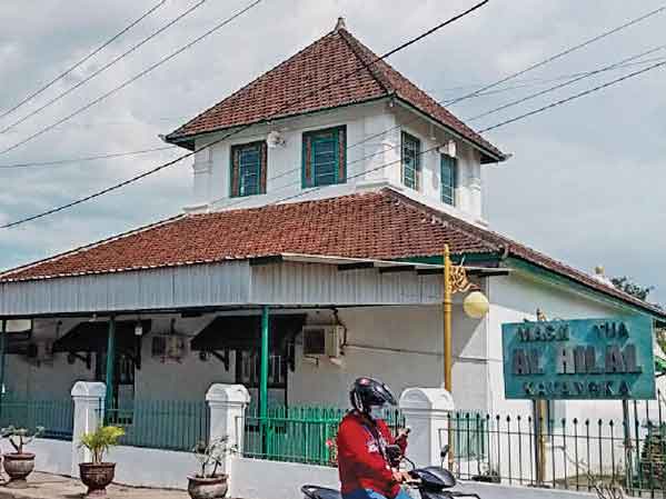 MASJID KATANGKA GOWA: Pengendara motor melintas di depan Masjid Tua Al Hilal Katangka Gowa, Sulawesi Selatan, Minggu (18/4). 