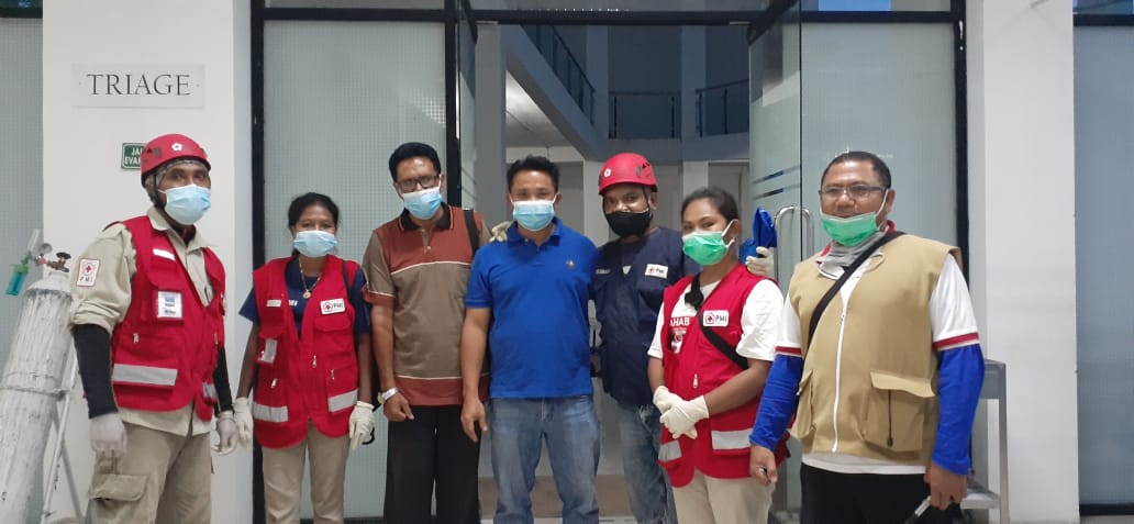 Pengurus DPD Partai NasDem Lembata, NTT. mendistribuskan bantuan bahan pokok ke pengungsi di Lembata.