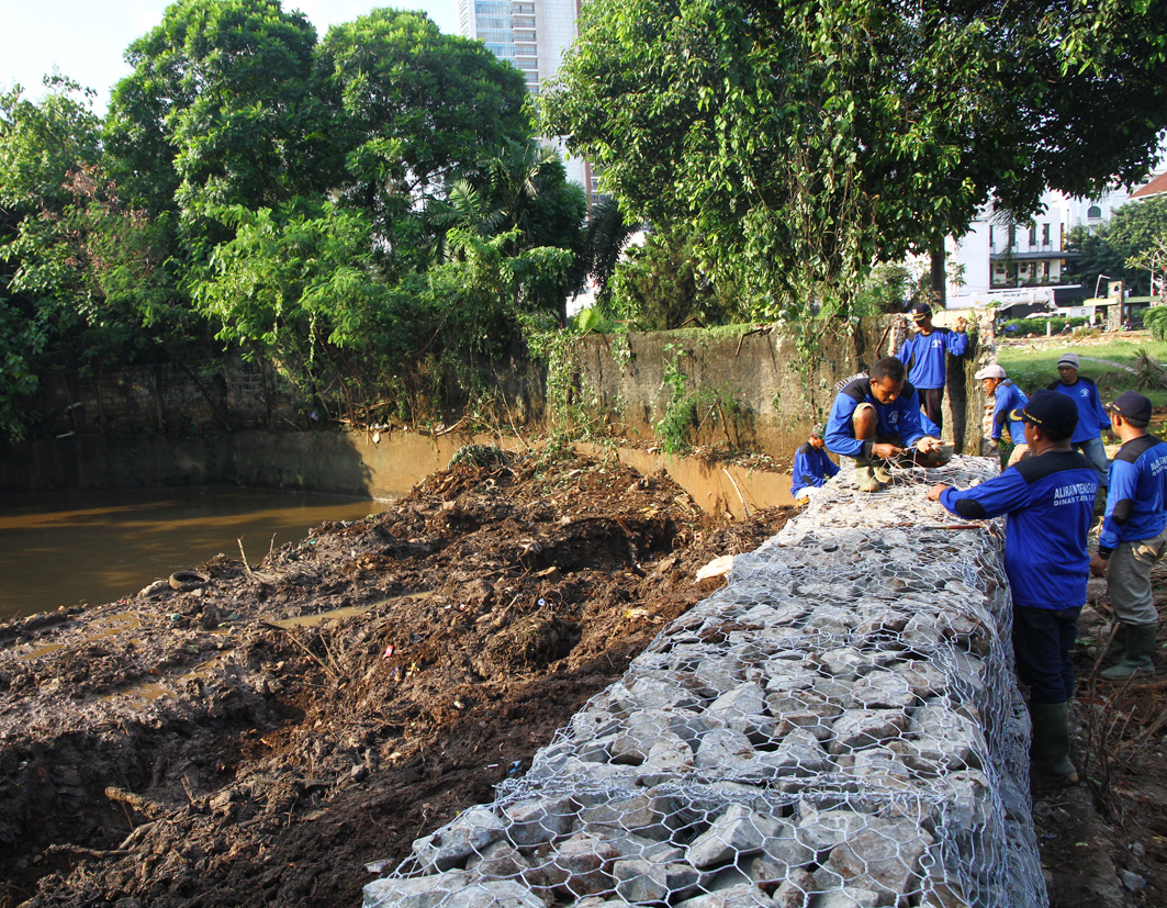 Ilustrasi--Sejumlah pekerja menyelesaikan pemasangan kerangka beton tanggul yang jebol dan memasang bronjong di Kali Krukut Kawasan Kemang.