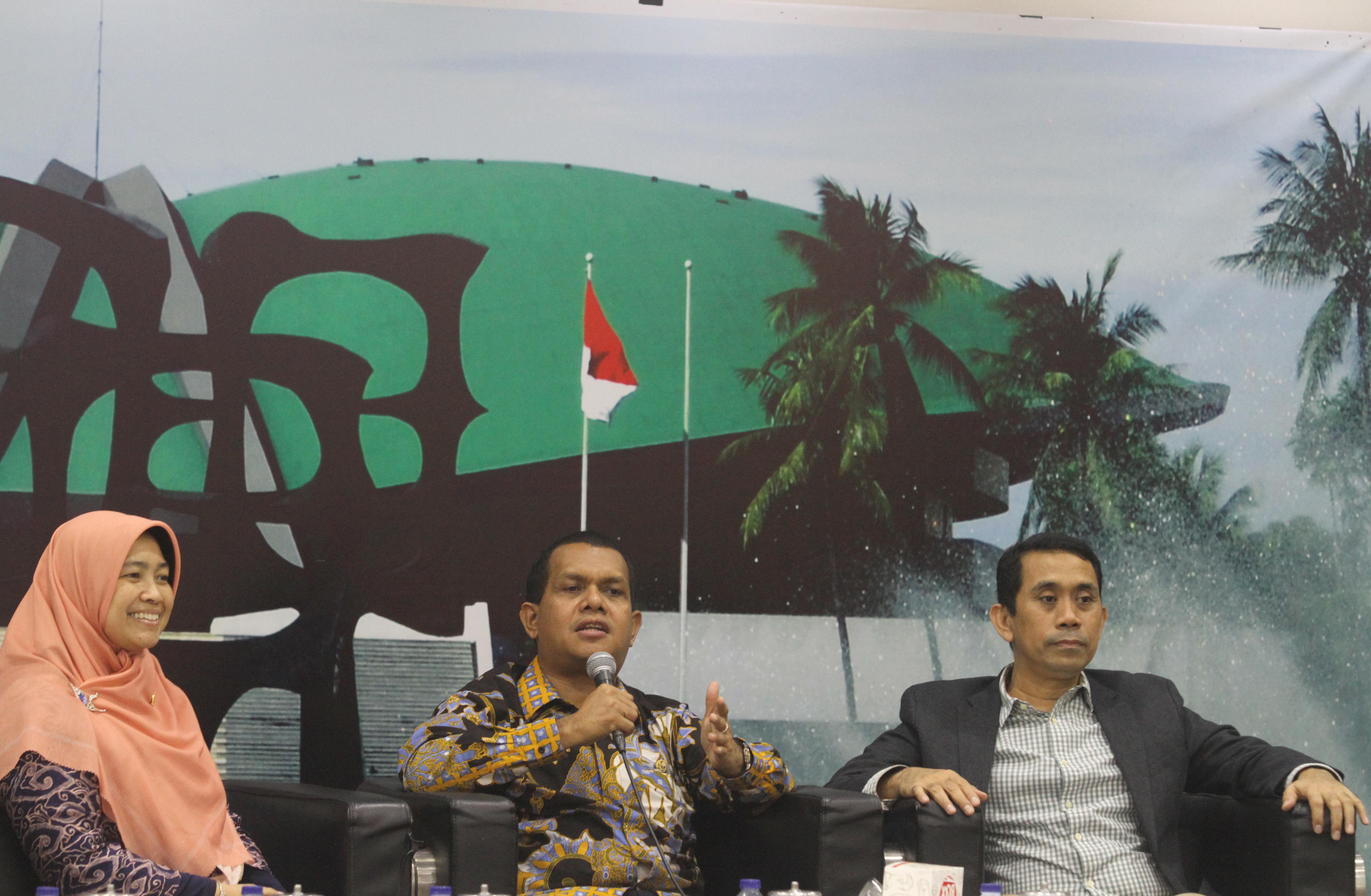  Anggota Komisi XI DPR RI Fraksi Partai Gerindra Kamrussamad (kanan) dalam sebuah acara diskusi.