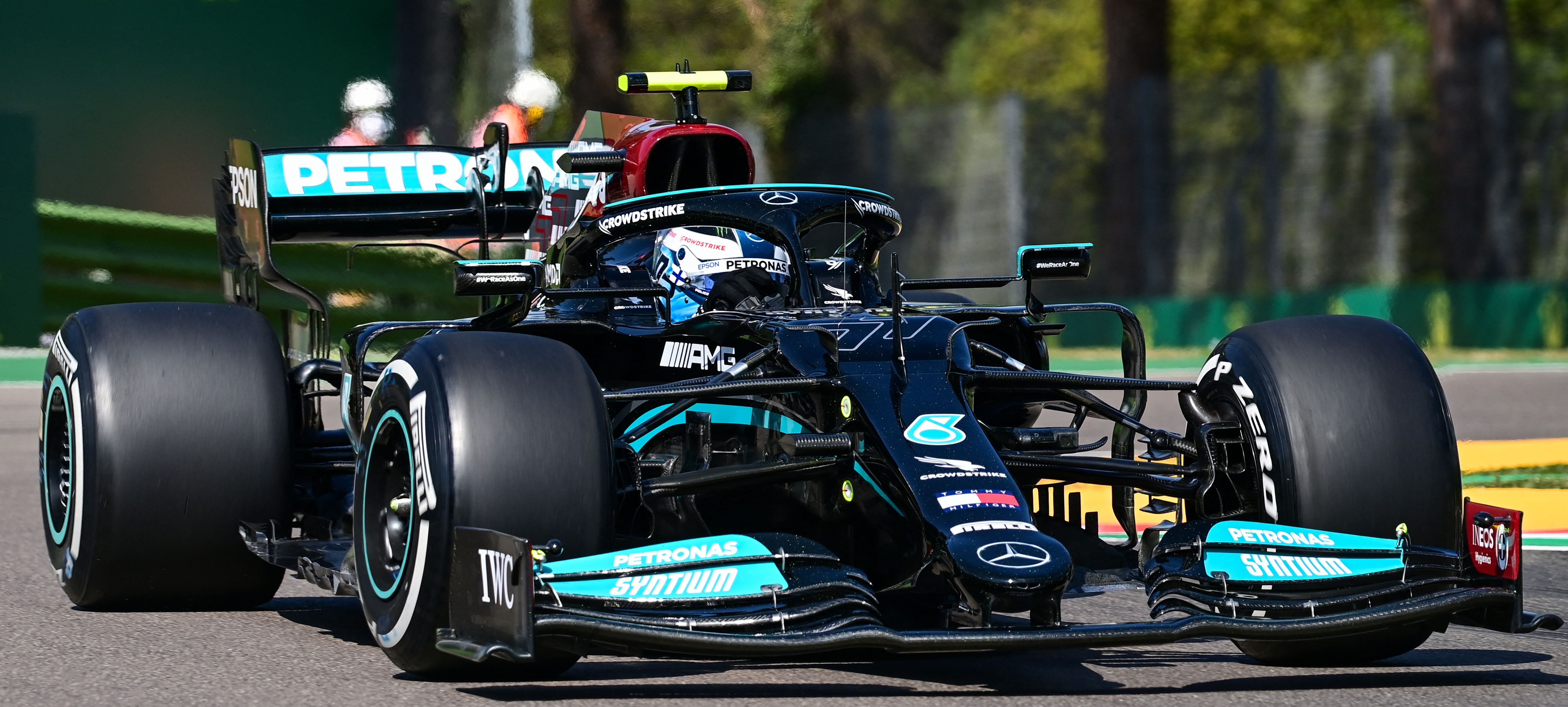 Pembalap Mercedes Valtteri Bottas saat sesi latihan Grand Prix Emilia Romagna pada Jumat (16/4) di Imola, Italia. 