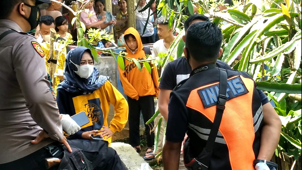 Tim Inafis Polresta Tasikmalaya olah TKP penemuan mayat bayi dalam tas kresek di Desa Cikondang,  Kec.Cineam, Kab. Tasikmalaya, Senin (12/4)