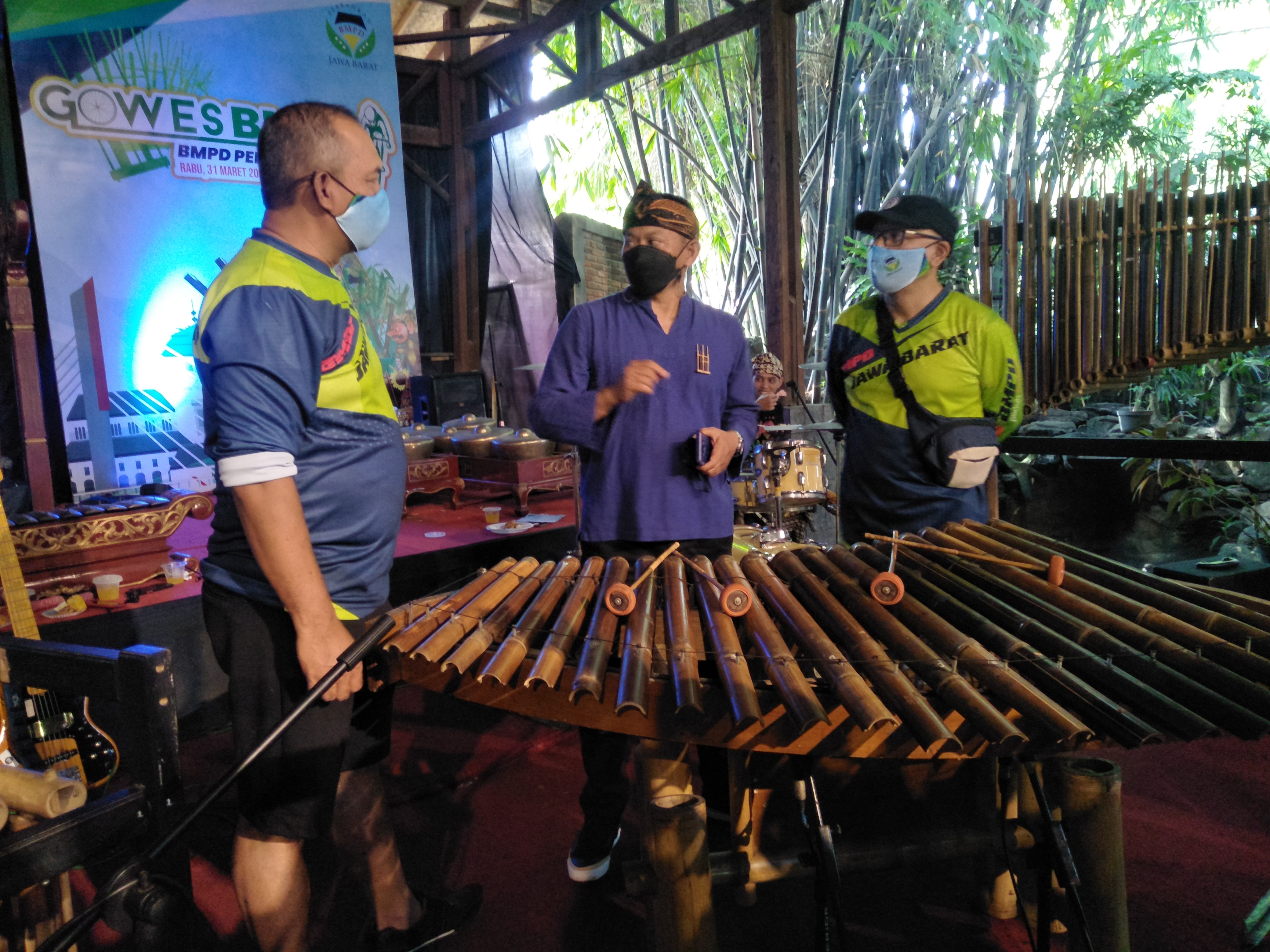  Kepala Perwakilan Bank Indonesia Jawa Barat Herawanto ketika berbincang dengan seniman di Saung Angklung Udjo