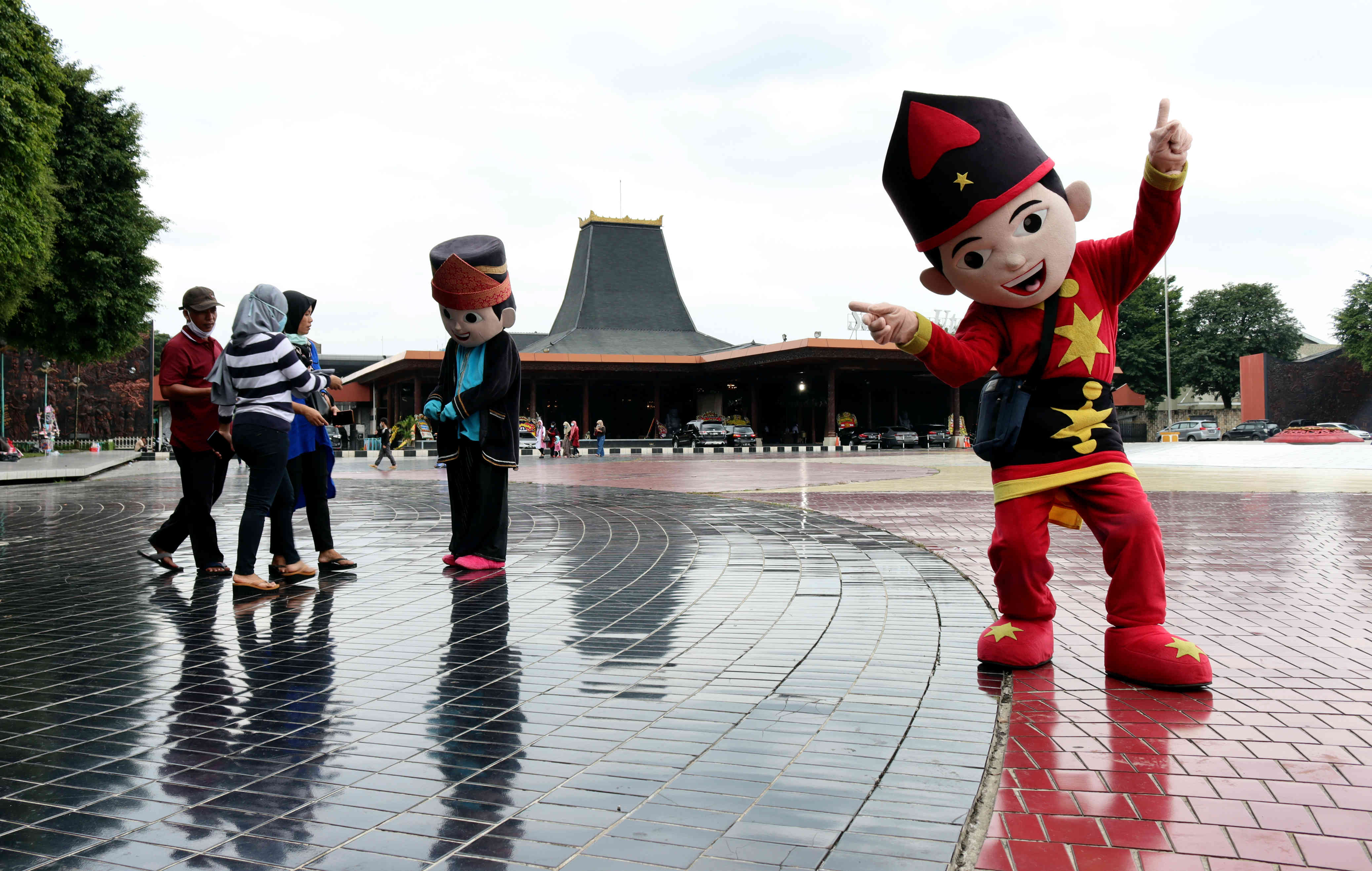  Warga mengunjungi Taman Mini Indonesia Indah (TMII), Jakarta, Sabtu (13/2/2021). 