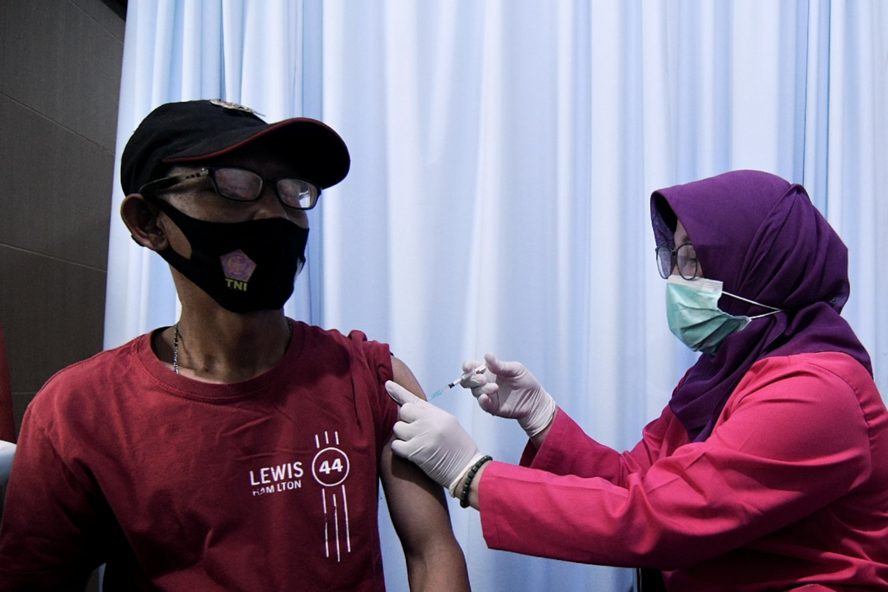 Sistem Jemput Bola Digalakkan untuk Percepat Vaksinasi Lansia