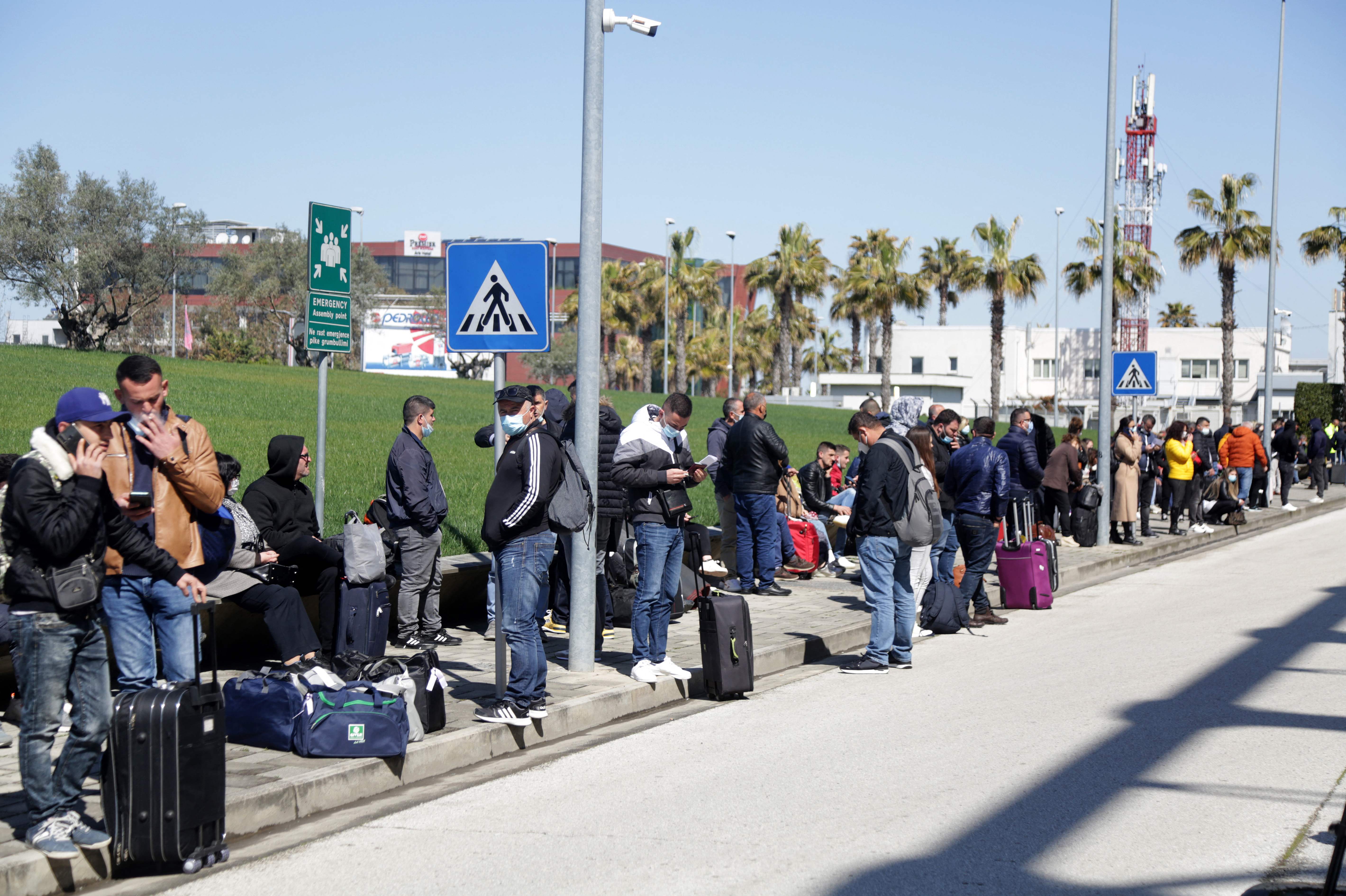 Calon penumpang terlantar setelah seluruh penerbangan dibatalkan akibat aksi mogok petugas bandara di Tirana, Albania.