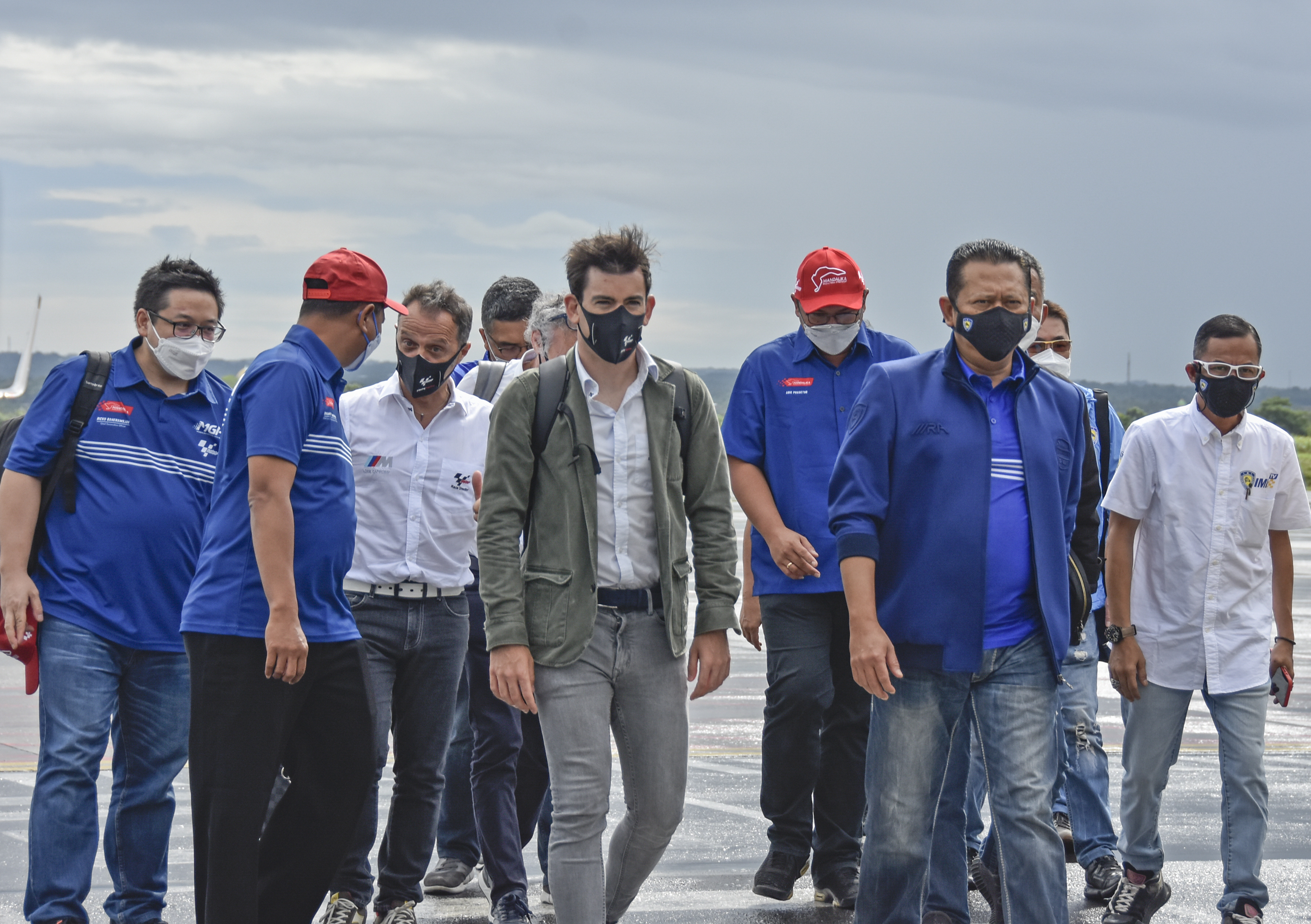 etua Majelis Permusyawaratan Rakyat (MPR) Bambang Soesatyo (kedua kanan) bersama rombongan saat akan meninjau Sirkuit Mandalika.