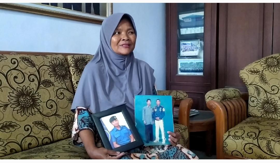 Rosita, ibu dari Mayor Laut (P) Eko Firmanto asal Desa Kaladawa, Kecamatan Talang, Kabupaten Tegal, Jateng