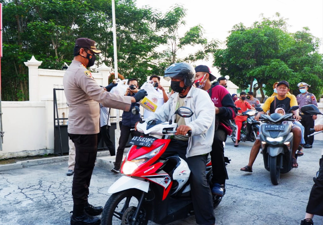 Kapolres Klaten AKB Edy Suranta Sitepu membagikan takjil dan masker kepada pengendara sepeda motor.