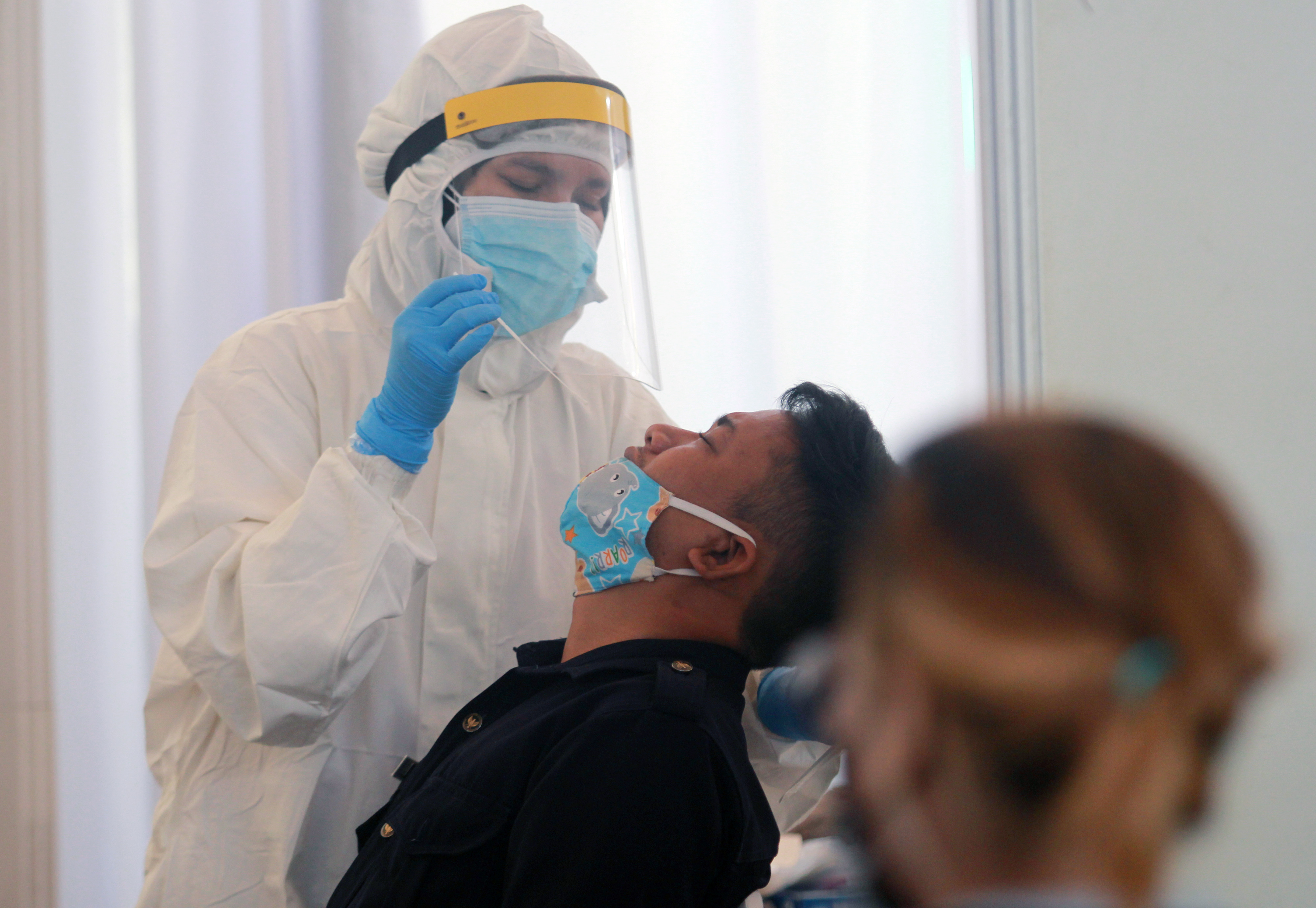 Petugas kesehatan melakukan swab test antigen. Syarat masuk ke Kalimantan Tengah mulai 15 April wajib swab antigen dan PCR.