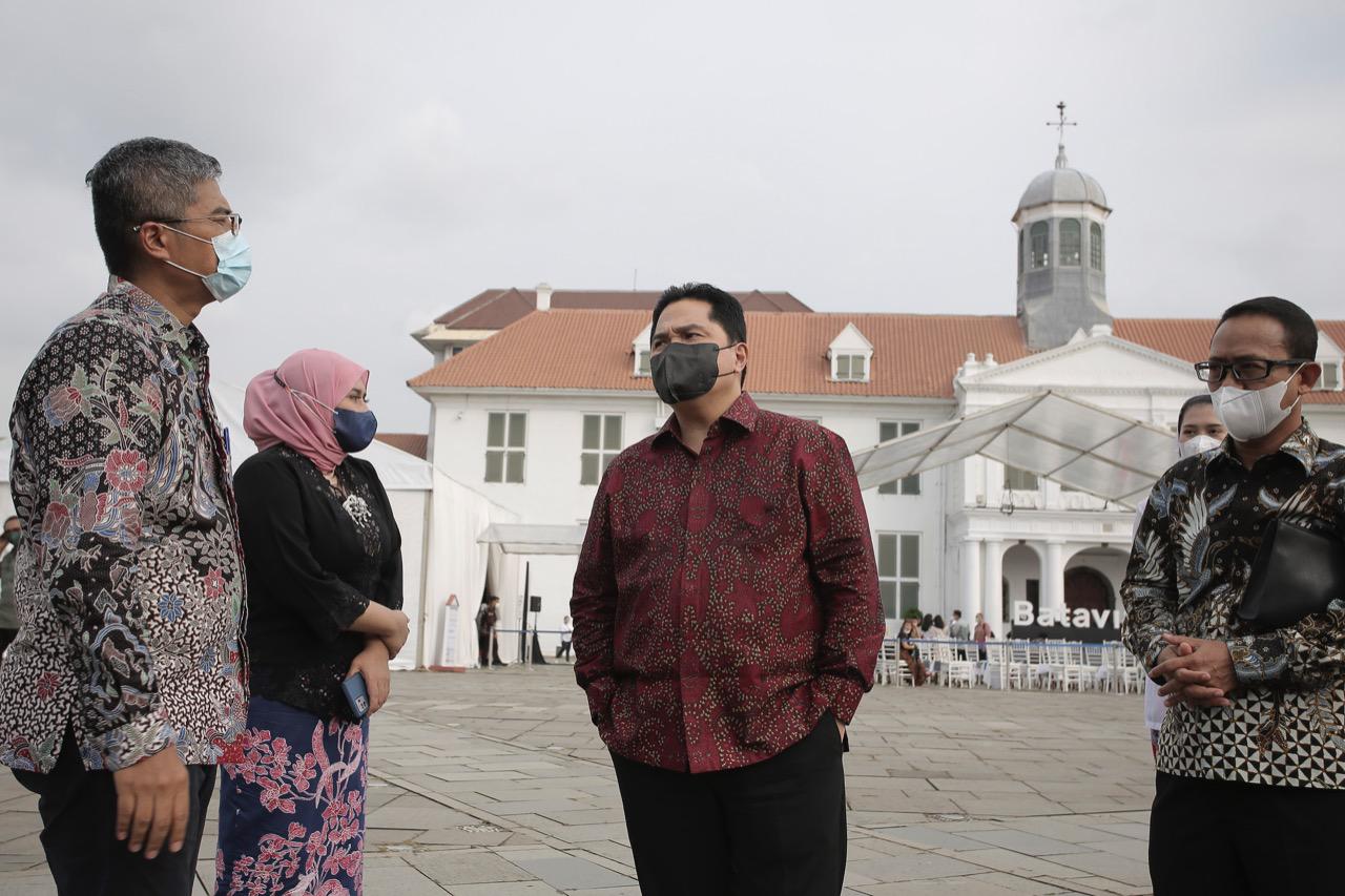 Menteri Badan Usaha Milik Negara Erick Thohir (tengah) bersama Pemprov DKI Jakar merevitalisasi kembali kawasan Kota Tua-Sunda Kelapa 