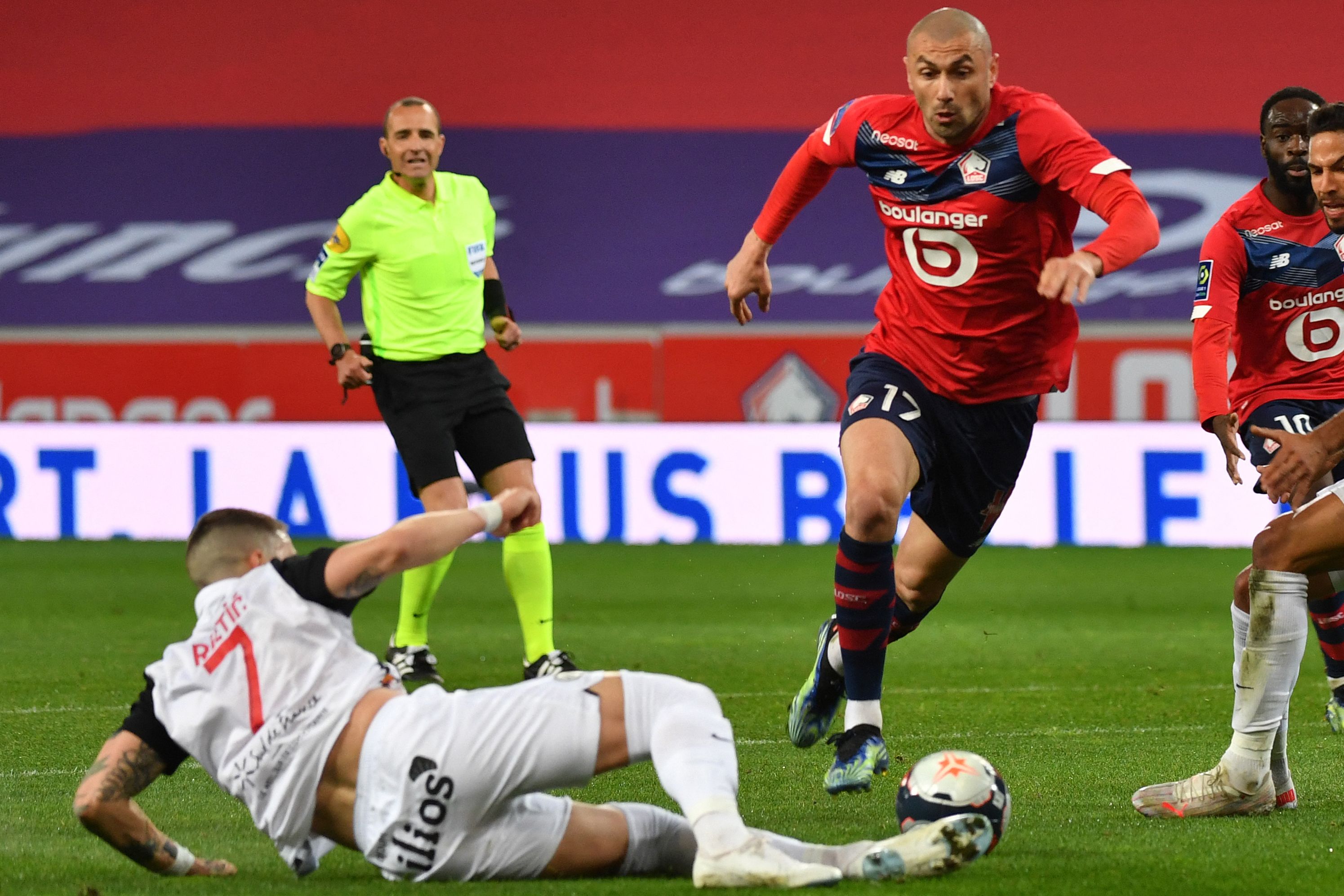 Pertandingan antara Lille melawan Montpellier  dengan hasil imbang 1-1 dalam laga pekan ke-33 di Stadion Pierre-Mauroy, Jumat (16/4/2021).
