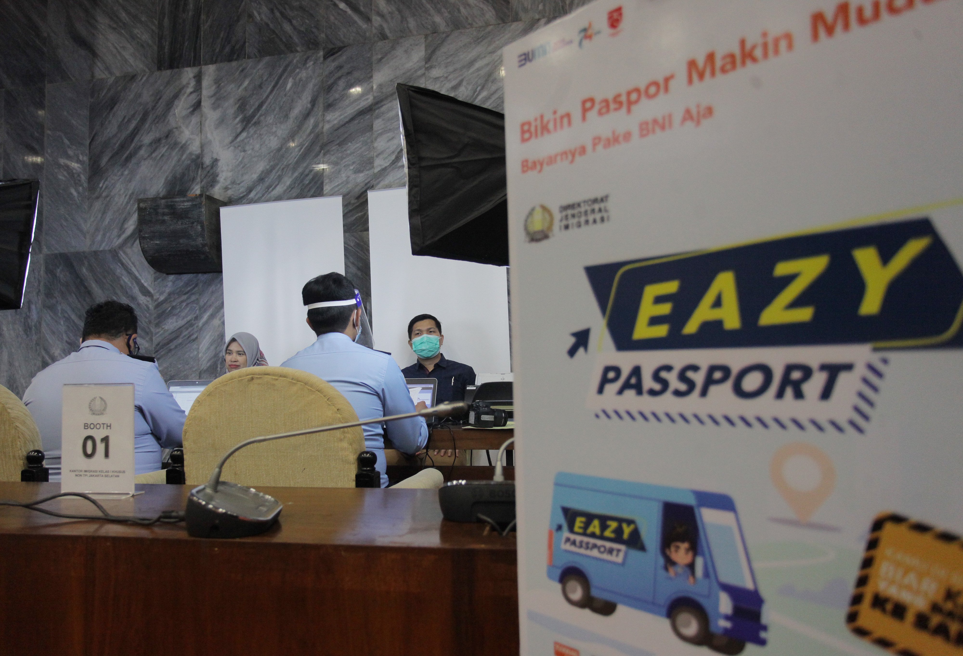 Petugas Imigrasi melayani proses pembuatan paspor di Jakarta.
