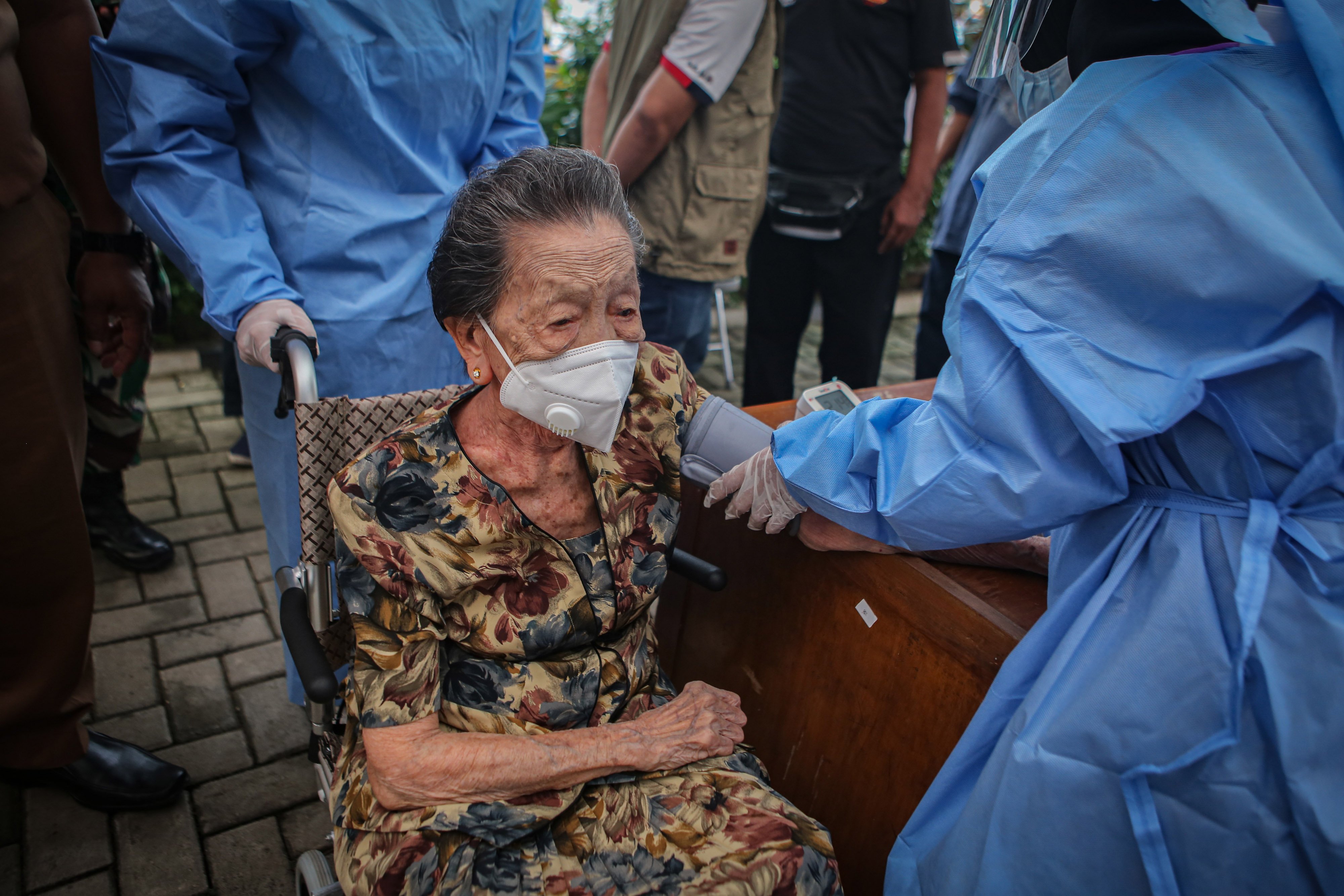 Lansia berusia 102 tahun Inna Wati menerima suntikan vaksin covid-19 di Puskesmas Poris Plawad, Kota Tangerang, Banten, Minggu (11/4).