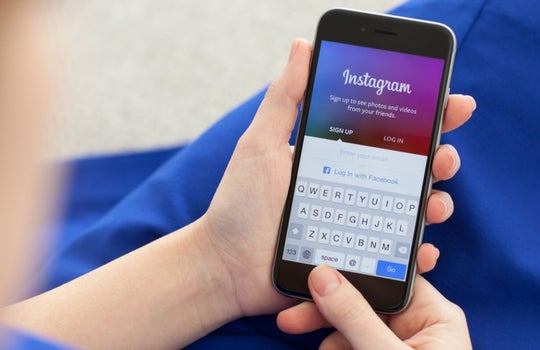 Beberapa akun media sosial Instagram menawarkan tips merawat kulit. 