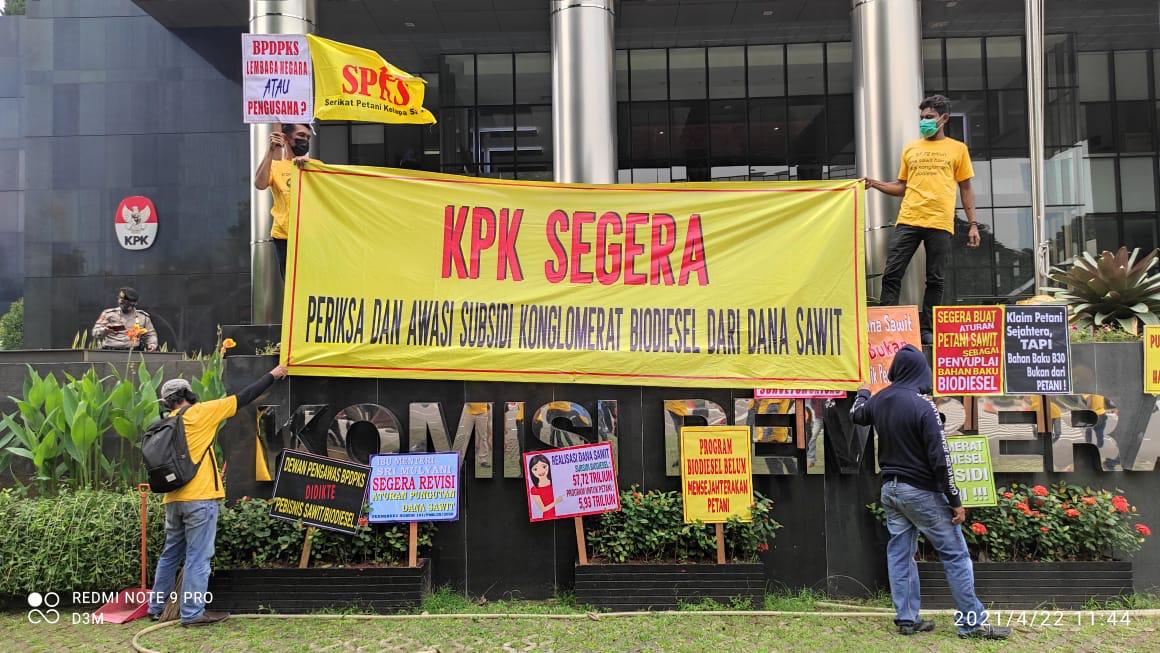 Organisasi  Petani Kelapa Sawit (SPKS) mengelar demonstrasi di depan Gedung KPK, Jakarta, Kamis (22/4).