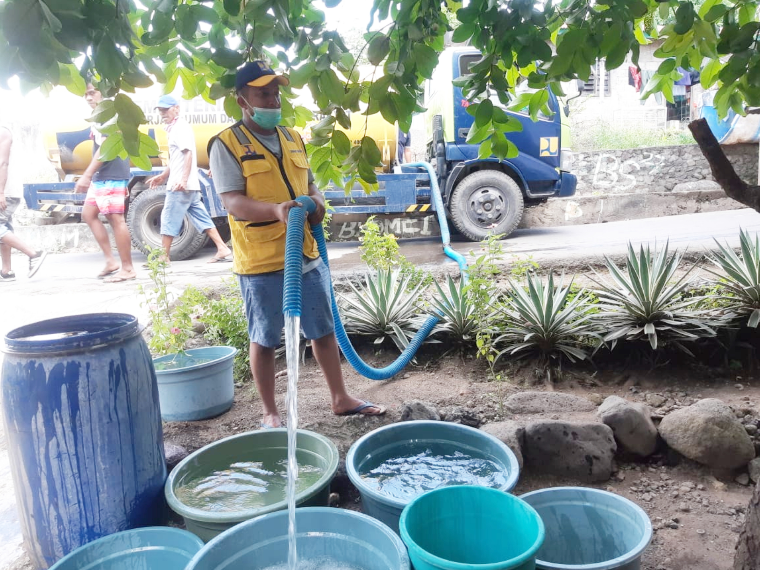 Penyaluran air bersih di posko-posko pengungsian Pulau Adonara, Kabupaten Flores Timur, Nusa Tenggara Timur