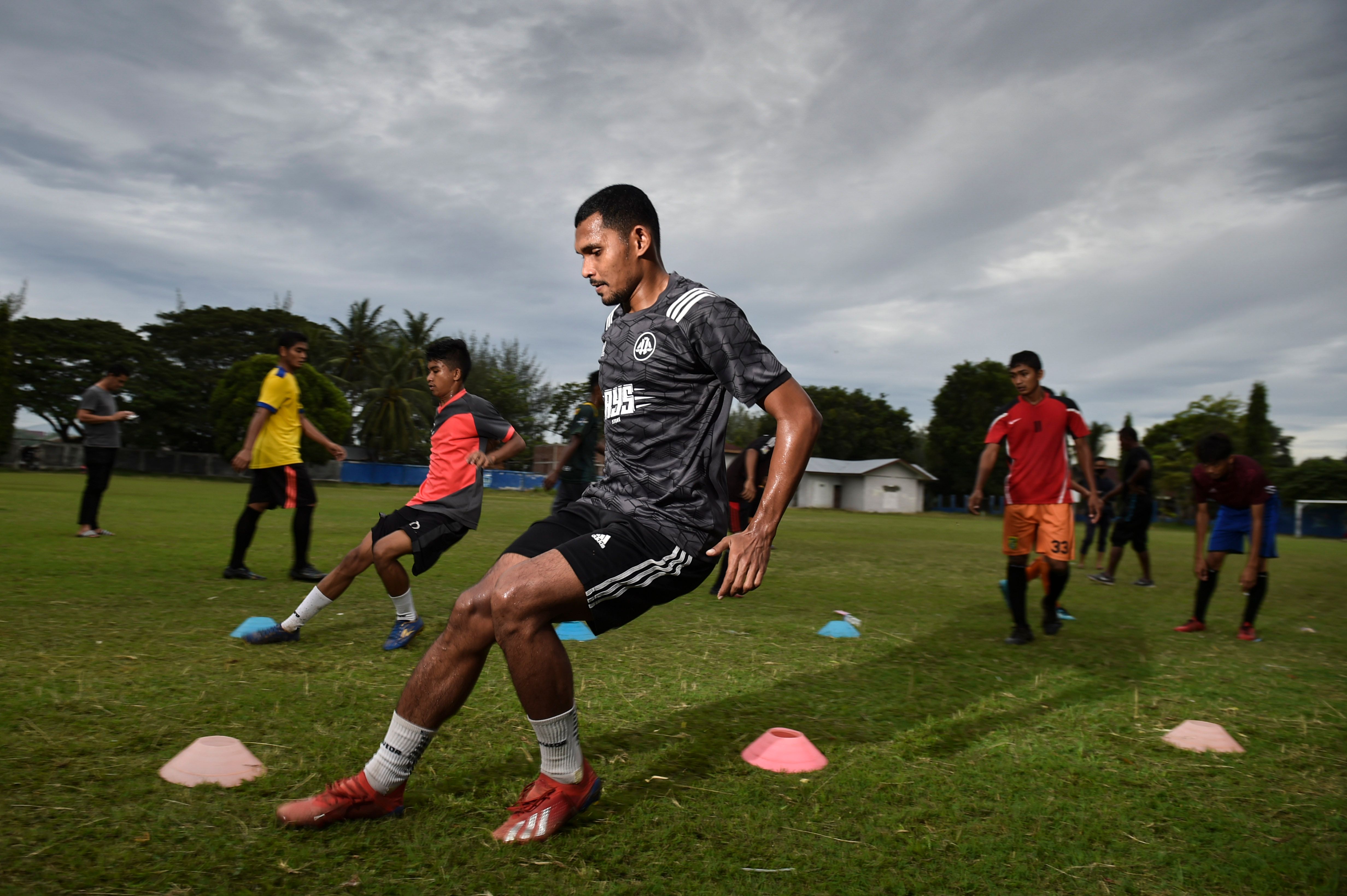 Para pemain Borneo FC melakukan latihan.  