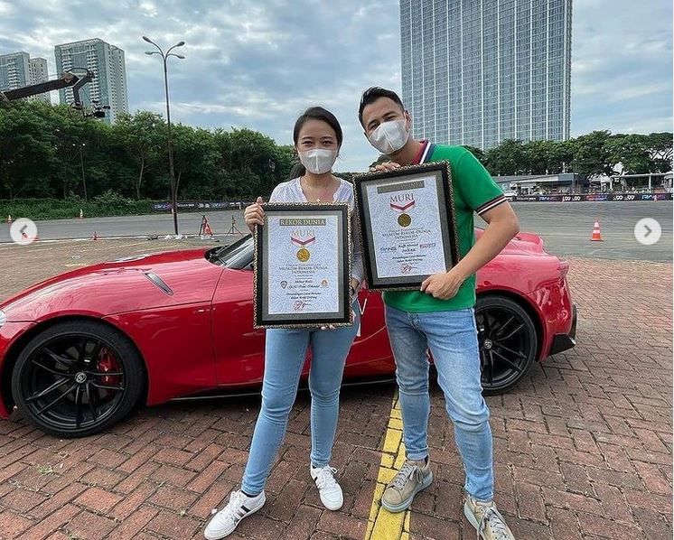 Grand Master Putri Irene Sukandar (kiri) bersama Raffi Ahmad