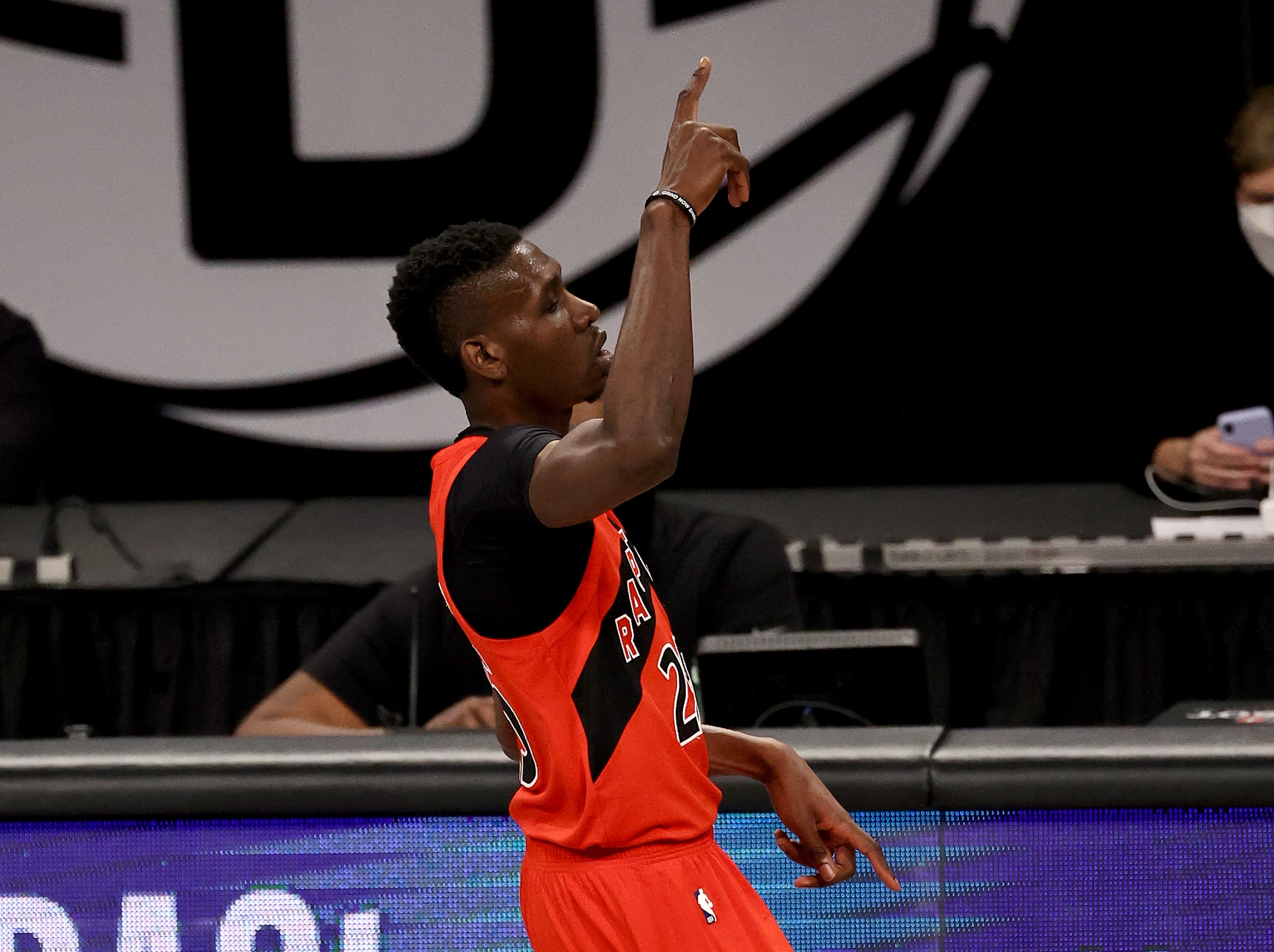 Aksi selebrasi pemain Toronto Raptors, Chris Boucher, setelah sukses melakukan tembakan three points.   