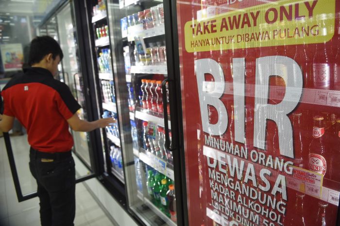 Petugas minimarket tengah menata minuman dingin di salah satu minimarket di Jakarta, beberapa waktu lalu.