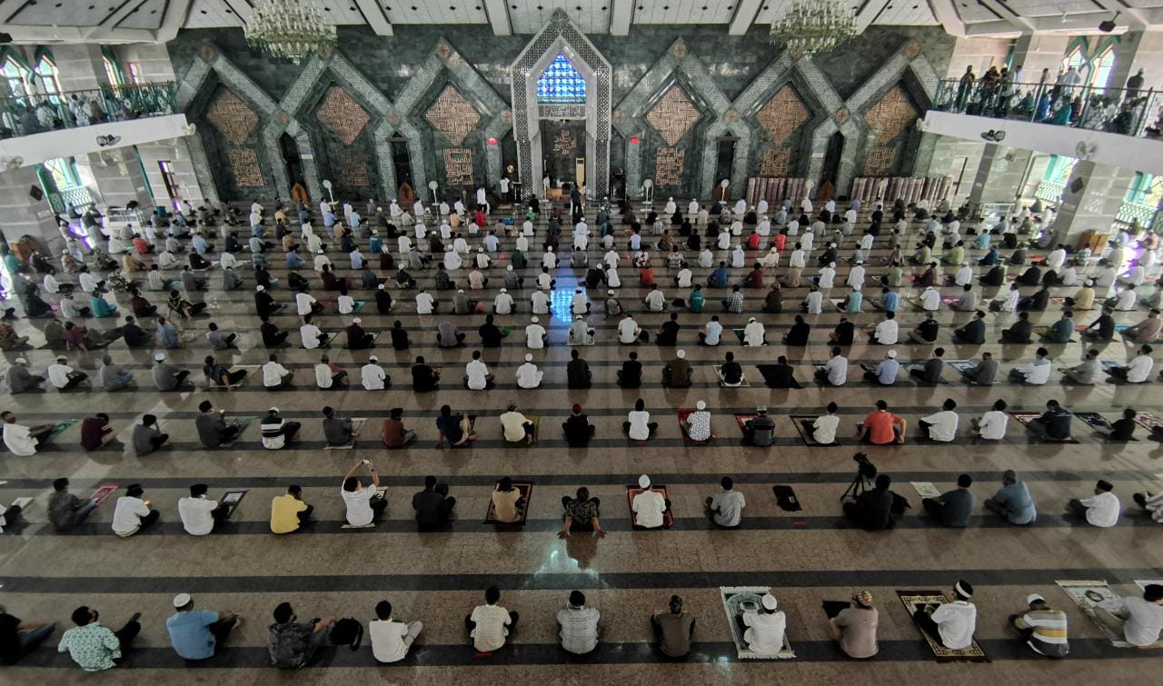 Majid di Makassar menggelar salat Jumat dengan menjaga jarak, (5/6/2020)