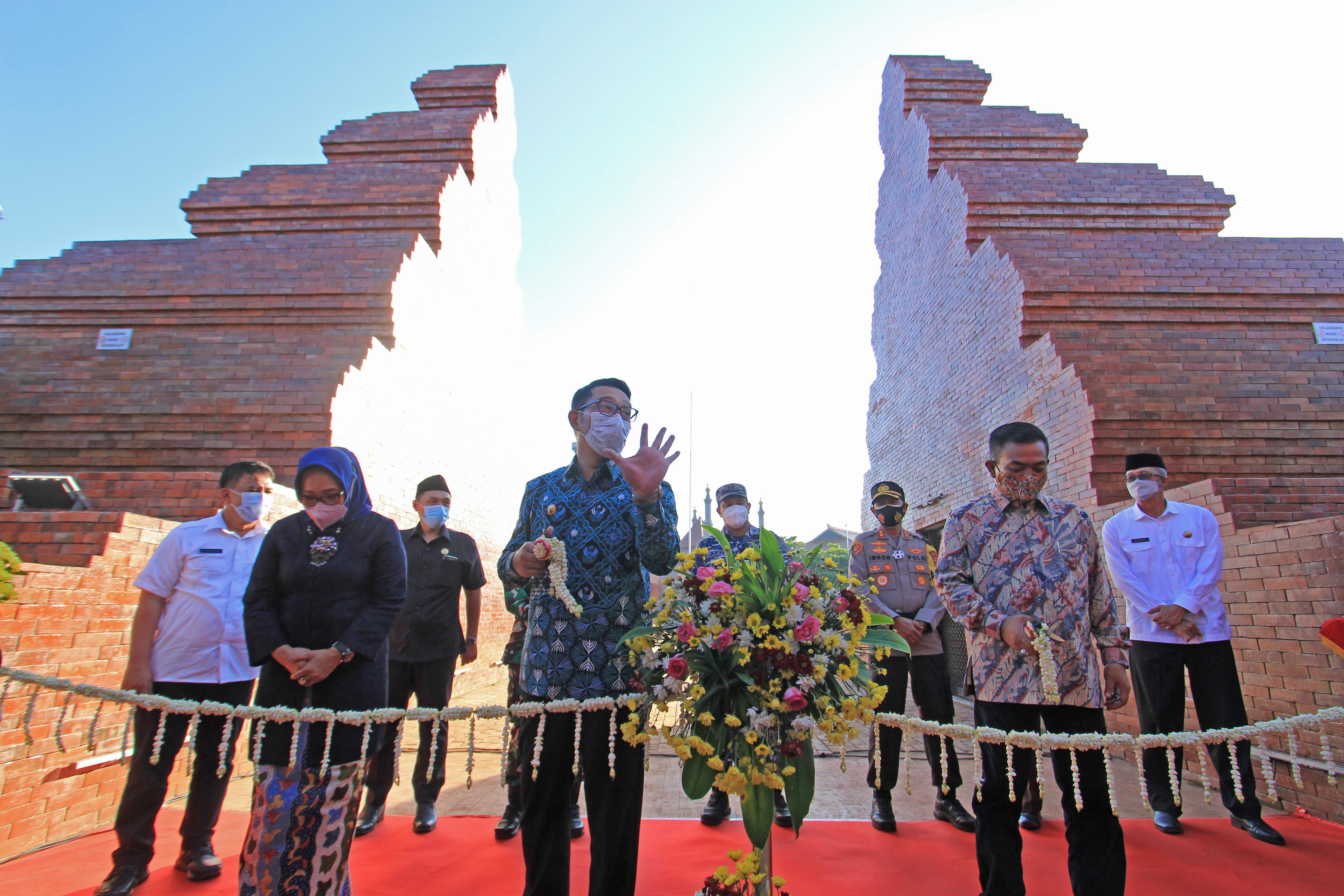  Gubernur Jawa Barat Ridwan Kamil saat meresmikan alun-alun Kota Cirebon. 