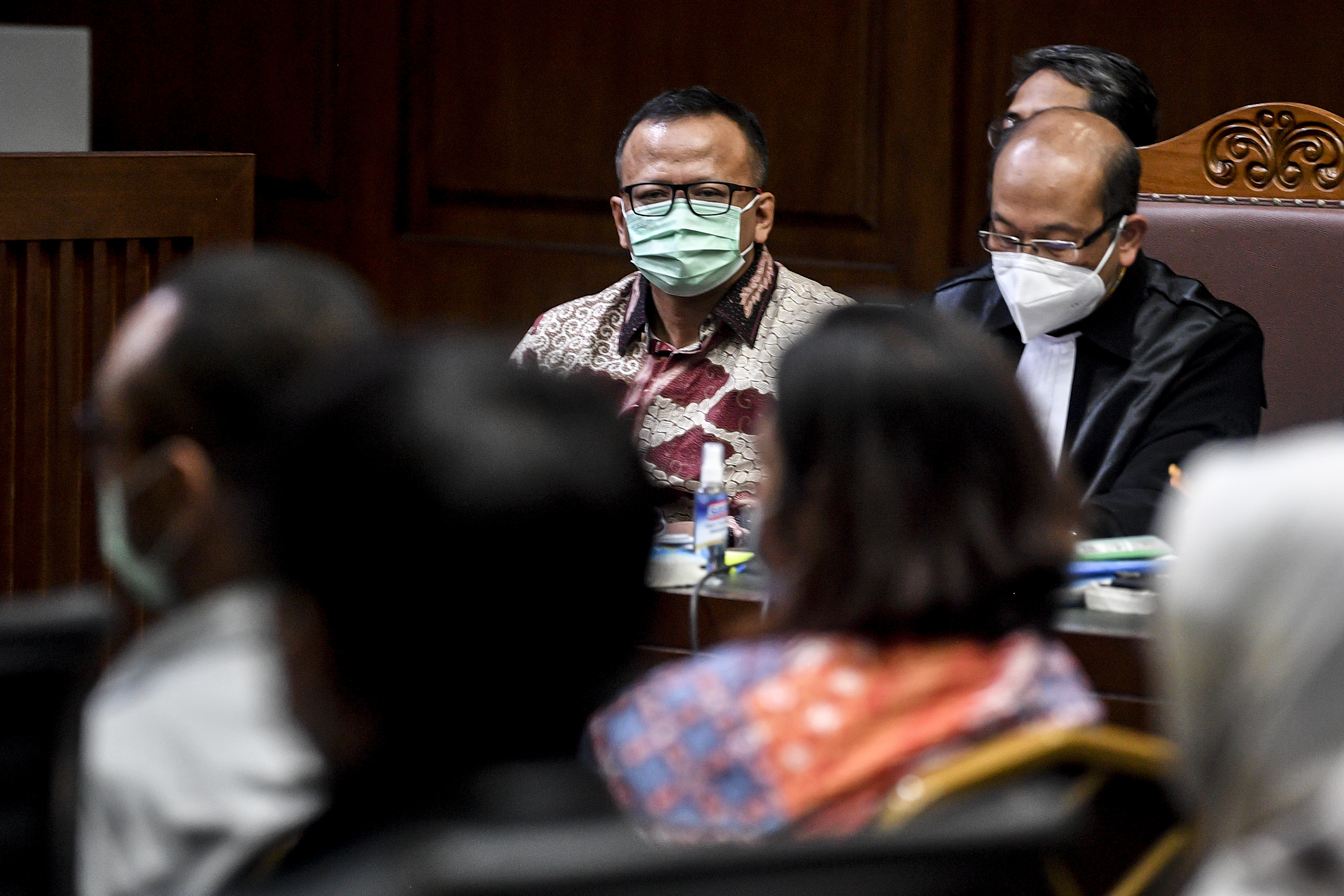 Terdakwa kasus suap izin ekspor benih lobster Edhy Prabowo (kiri) mengikuti sidang lanjutan di Pengadilan Tipikor, Jakarta, Rabu (28/4/2021)