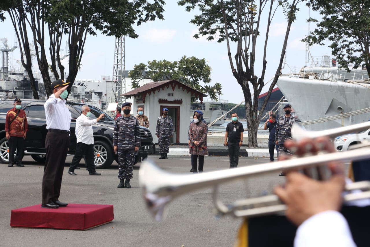 Menko PMK Muhadjir Effendy didampingi Mensos Tri Rismaharini menemui keluarga ABK KRI 402 Nanggala di Surabaya, Minggu (25/4).