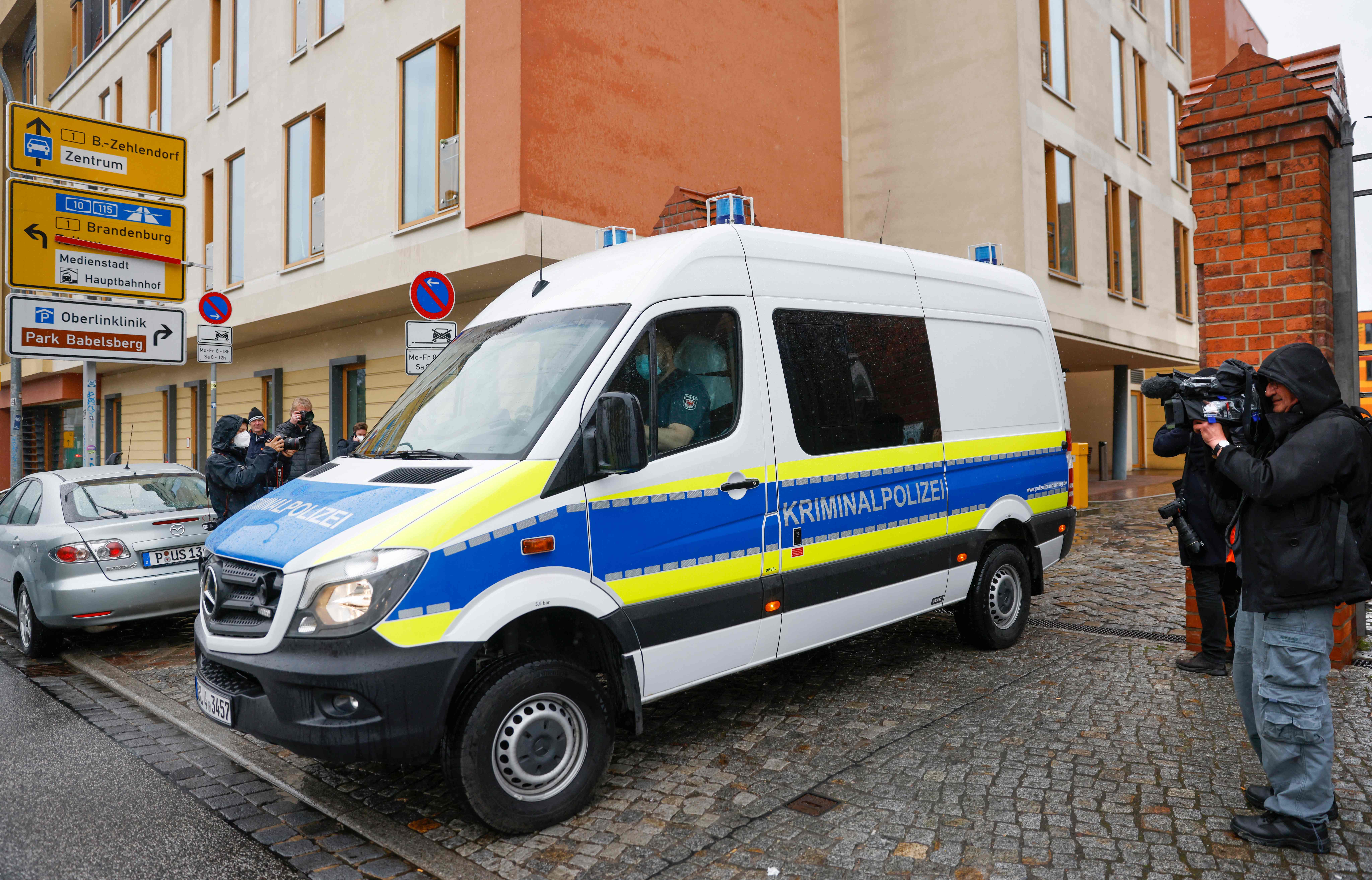 Sejumlah wartawan meliput dan tampak kendaraan kepolisian di depan Klinik Oberlin Kota Potsdam, Jerman, Kamis (29/4).